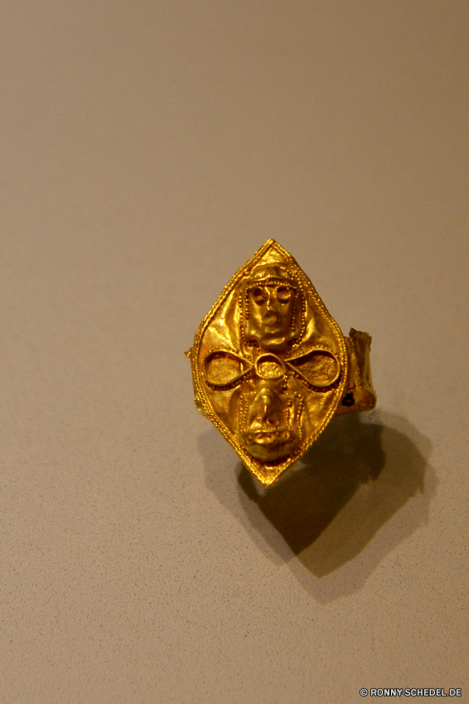 Archäologisches Museum Heraklion Stempel sterben shaping tool Amulett Charme Ring Werkzeug Gold Juwel Reichtum Edelstein Dekoration glänzend Golden Luxus Metall Geschenk Schließen Diamant Schmuck Edelstein im Feld Stein Ringe kostbare Edelsteine Geld Währung teure Verzierung Schatz Brilliant hell Mode alt Kunst Steine Container Antike Stil Juwelen Silber Antik Dollar Bank Diamanten Kristall Finanzen eine Farbe Schmuck Braun Feier Wert Urlaub Brust reiche vorhanden Valentin Öffnen transparente Objekt Edelsteine facet Papier Reflexionen Kultur Zubehör Holz closeup Symbol Banken Investitionen schwarz Religion Romantik Liebe stamp die shaping tool amulet charm ring tool gold jewel wealth gem decoration shiny golden luxury metal gift close diamond jewelry gemstone box stone rings precious gems money currency expensive ornament treasure brilliant bright fashion old art stones container ancient style jewels silver antique dollar bank diamonds crystal finance one color jewelery brown celebration value holiday chest rich present valentine open transparent object gemstones facet paper reflections culture accessory wood closeup symbol banking investment black religion romance love