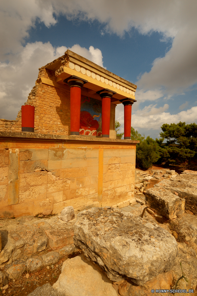 Palast von Knossos Tempel Architektur Gebäude Kloster Antike Palast Residenz Haus Wahrzeichen Stein Mauer alt Reisen Geschichte Stadt Himmel Backstein Festung historischen Religion religiöse Residenz Tourismus Schloss Denkmal berühmte Kirche Turm Stadt aussenansicht Landschaft Kultur historische traditionelle Fassade Wohnung Struktur Tourist religiöse Spalte Bau Berg Baum Baumaterial Fenster Ringwall Wolken nationalen im freien Ruine Gottesdienst Erbe Dorf Gebäude Urlaub Kuppel Welt Museum Gras Dach Felsen Hügel Ziel Platz im freien Schrein Sonne Startseite Land Eingang Spiritualität mittelalterliche Hauptstadt Befestigung Park Straße landschaftlich temple architecture building monastery ancient palace residence house landmark stone wall old travel history city sky brick fortress historic religion religious residence tourism castle monument famous church tower town exterior landscape culture historical traditional facade dwelling structure tourist religious column construction mountain tree building material window rampart clouds national outdoor ruins worship heritage village buildings vacation dome world museum grass roof rocks hill destination place outdoors shrine sun home country entrance spirituality medieval capital fortification park street scenic