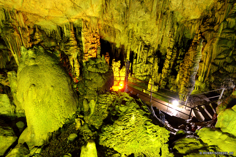 Zeus Höhle Herbst Wald fallen Baum Park Landschaft Bäume Schloss Belaubung Blätter Saison Holz gelb Blatt Palast Befestigung bunte Orange natürliche im freien Szenerie im freien Struktur landschaftlich Pflanze Szene Defensive Struktur Hölzer Golden Branch Farben friedliche Landschaft Brunnen Umgebung Wasser Farbe See Fluss hell Ahorn Land Gras Tag saisonale Gold Entwicklung des ländlichen Gasse Sonne Waldland Reflexion Straße Zweige Flora Garten Kofferraum Rinde Sonnenlicht Frühling Jahreszeiten Sommer Pfad sonnig Braun Himmel Licht woody plant Berg Wandern Reisen gelassene am Morgen Sonnenuntergang Wanderweg Art und Weise lebendige Ökologie ruhige Land Birke Sonnenaufgang Textur Leuchten vascular plant Herbstfarben Blätter Stein üppige Bewuchs Wildnis Perspektive lebendige Tourismus autumn forest fall tree park landscape trees castle foliage leaves season wood yellow leaf palace fortification colorful orange natural outdoors scenery outdoor structure scenic plant scene defensive structure woods golden branch colors peaceful countryside fountain environment water color lake river bright maple country grass day seasonal gold rural alley sun woodland reflection road branches flora garden trunk bark sunlight spring seasons summer path sunny brown sky light woody plant mountain hiking travel serene morning sunset footpath way vibrant ecology tranquil land birch sunrise texture shine vascular plant autumnal leafs stone lush vegetation wilderness perspective vivid tourism