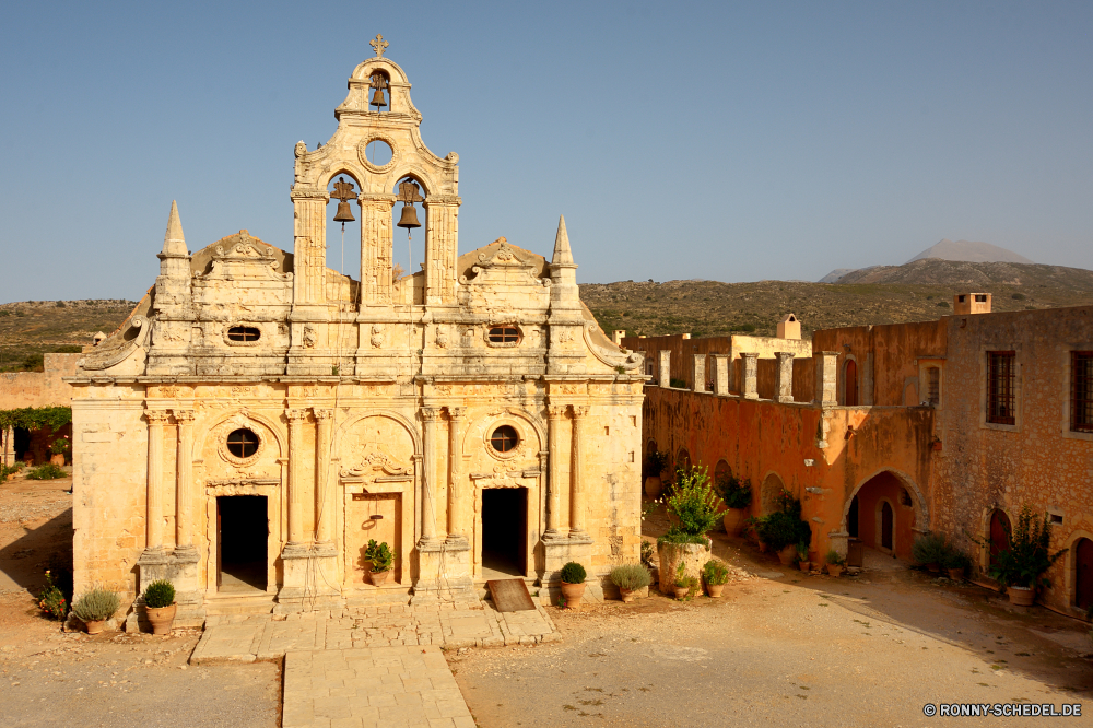 Kloster Arkadi Kloster religiöse Residenz Residenz Gebäude Kirche Haus Architektur Religion Fassade Wahrzeichen historischen alt Geschichte historische Kathedrale Wohnung Turm Antike Tourismus Denkmal Reisen Himmel Stadt mittelalterliche Stein religiöse Stadt Kultur Festung Kreuz berühmte Tourist Katholische Tempel Schloss Palast Orthodoxe Gottesdienst Erbe Glocke St Bogen aussenansicht Platz Eingang Backstein Kapelle architektonische glauben Fenster Spalte Ruine Mauer Attraktion Ziel traditionelle Urlaub Landschaft Plaza monumentale Tag Festung Roman heilig sonnig heilig St. Gott Tür Gebäude im freien Jahrgang Kuppel monastery religious residence residence building church house architecture religion facade landmark historic old history historical cathedral dwelling tower ancient tourism monument travel sky city medieval stone religious town culture fortress cross famous tourist catholic temple castle palace orthodox worship heritage bell st arch exterior square entrance brick chapel architectural faith window column ruin wall attraction destination traditional vacation landscape plaza monumental day fort roman sacred sunny holy saint god door buildings outdoors vintage dome