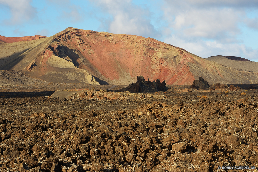 Lanzarote Berg Wüste Landschaft Vulkan Fels Himmel Sand Schlucht Bereich Reisen Hochland Park Berge geologische formation Tal trocken natürliche Höhe nationalen Stein Knoll Felsen Hügel im freien Klippe landschaftlich Tourismus Wildnis Land im freien Geologie Sandstein Krater Wolken Wolke Spitze Wild Arid Aushöhlung Szenerie Tag Wärme Boden Straße Landschaften Bereich Umgebung Bildung Düne Sommer Abenteuer Sonne Reise Braun niemand Horizont Orange natürliche Hügel Klima Szene natürliche depression karge vulkanische Fluss Südwesten Gelände Westen Wandern Extreme Panorama hoch Reise gelb Insel Urlaub geologische majestätisch entfernten Baum Denkmal Osten Aufstieg heiß Erde Darm-Trakt Sonnenuntergang Schnee Naher Osten Dürre sonnig in der Nähe Schmutz Süden Sonnenaufgang Licht Tourist Schlucht bunte Gras Entwicklung des ländlichen mountain desert landscape volcano rock sky sand canyon range travel highland park mountains geological formation valley dry natural elevation national stone knoll rocks hill outdoors cliff scenic tourism wilderness land outdoor geology sandstone crater clouds cloud peak wild arid erosion scenery day heat soil road scenics area environment formation dune summer adventure sun journey brown nobody horizon orange natural hills climate scene natural depression barren volcanic river southwest terrain west hiking extreme panorama high trip yellow island vacation geological majestic remote tree monument east ascent hot earth tract sunset snow middle east drought sunny near dirt south sunrise light tourist ravine colorful grass rural