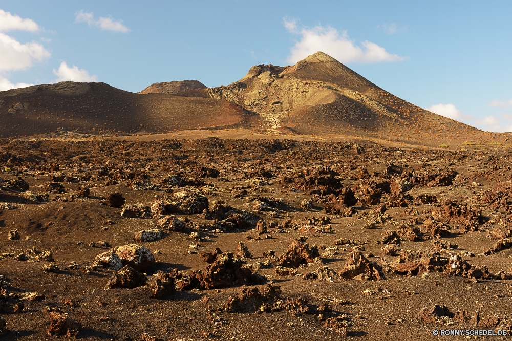 Lanzarote Grab Wüste Landschaft Berg Sand Hochland Fels Reisen Himmel Knoll trocken Tourismus Stein Vulkan Land Hügel Berge im freien Wildnis Pyramide landschaftlich Antike Geschichte Wahrzeichen Denkmal Park Pharao Arid nationalen im freien Felsen Reise Schlucht Sommer vulkanische Tal Wolken heiß Sonne Geologie Bereich Wild Wärme Insel Straße Grab groß Schmutz Abenteuer Architektur natürliche Steppe karge Dürre Urlaub Düne Spitze Mitte Erde Panorama Kultur Osten niemand Tourist Umgebung Szenerie Wolke außerhalb Krater Ziel Braun Klippe Entwicklung des ländlichen Lava Zivilisation Archäologie Ruine Gelände Reiner Erbe alt historische berühmte Ökologie Landschaft Horizont Pflanze Urlaub Tag grave desert landscape mountain sand highland rock travel sky knoll dry tourism stone volcano land hill mountains outdoor wilderness pyramid scenic ancient history landmark monument park pharaoh arid national outdoors rocks journey canyon summer volcanic valley clouds hot sun geology range wild heat island road tomb great dirt adventure architecture natural steppe barren drought vacation dune peak middle earth panorama culture east nobody tourist environment scenery cloud outside crater destination brown cliff rural lava civilization archeology ruins terrain plain heritage old historical famous ecology countryside horizon plant holiday day