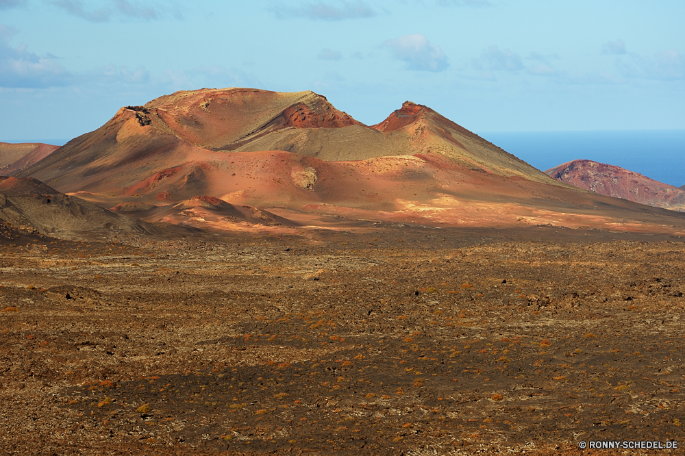 Lanzarote Vulkan Berg natürliche Höhe Landschaft Hochland geologische formation Sand Himmel Wüste Berge Spitze Reisen Wolken Fels Park Hügel landschaftlich im freien Szenerie Tourismus nationalen Tal Schnee vulkanische im freien Boden Wolke Stein Mount Düne Szene Wildnis Wandern trocken Umgebung hoch Felsen Bereich Erde Wild Panorama Abenteuer Gipfeltreffen Land Insel Lava Krater majestätisch Sonne Sommer Wandern Wanderung Hügel kalt Eis Ozean Gletscher Klettern Aussicht Meer Sonnenaufgang Nach oben Knoll Horizont Urlaub steilen Geologie natürliche Wasser Baum Rauch See Gefahr aktive Urlaub Gelände Schlucht Panorama Reise Wärme Straße Wahrzeichen Fluss Tag volcano mountain natural elevation landscape highland geological formation sand sky desert mountains peak travel clouds rock park hill scenic outdoors scenery tourism national valley snow volcanic outdoor soil cloud stone mount dune scene wilderness hiking dry environment high rocks range earth wild panorama adventure summit land island lava crater majestic sun summer trekking hike hills cold ice ocean glacier climbing vista sea sunrise top knoll horizon vacation steep geology natural water tree smoke lake danger active holiday terrain canyon panoramic journey heat road landmark river day