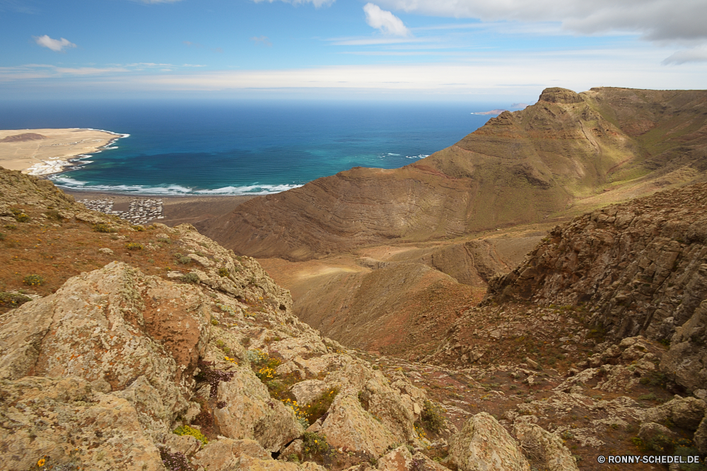 Lanzarote geologische formation Landschaft Berg Vorgebirge Reisen Fels natürliche Höhe Himmel Berge Klippe Tourismus landschaftlich Ozean Meer Hochland Küste Sand Wüste Schlucht Wasser Urlaub Strand Land Szenerie Felsen Stein Park Wolken im freien Sommer Fluss Tal Hügel Küste Szene Küstenlinie Ufer im freien nationalen natürliche depression Umgebung Insel Wildnis Urlaub natürliche trocken Spitze Kap Wolke Bereich Steppe Geologie felsigen Panorama Sonne Welle Bucht Ziel Tag Horizont Aushöhlung Becken Süden Krater Reiner Vulkan Steigung Farbe Baum Klippen Erde am Meer Wellen Schnee Küste Gelände Wald Gras Türkis Extreme sonnig seelandschaft Landschaften Abenteuer Klima Steine See ruhige Wetter Grat Braun Linie bunte vulkanische Arid übergeben niemand Aufstieg Panorama ruhig Norden Schlucht Boden Tourist geological formation landscape mountain promontory travel rock natural elevation sky mountains cliff tourism scenic ocean sea highland coast sand desert canyon water vacation beach land scenery rocks stone park clouds outdoors summer river valley hill coastline scene shoreline shore outdoor national natural depression environment island wilderness holiday natural dry peak cape cloud range steppe geology rocky panorama sun wave bay destination day horizon erosion basin south crater plain volcano slope color tree cliffs earth seaside waves snow coastal terrain forest grass turquoise extreme sunny seascape scenics adventure climate stones lake tranquil weather ridge brown line colorful volcanic arid pass nobody ascent panoramic quiet north ravine soil tourist