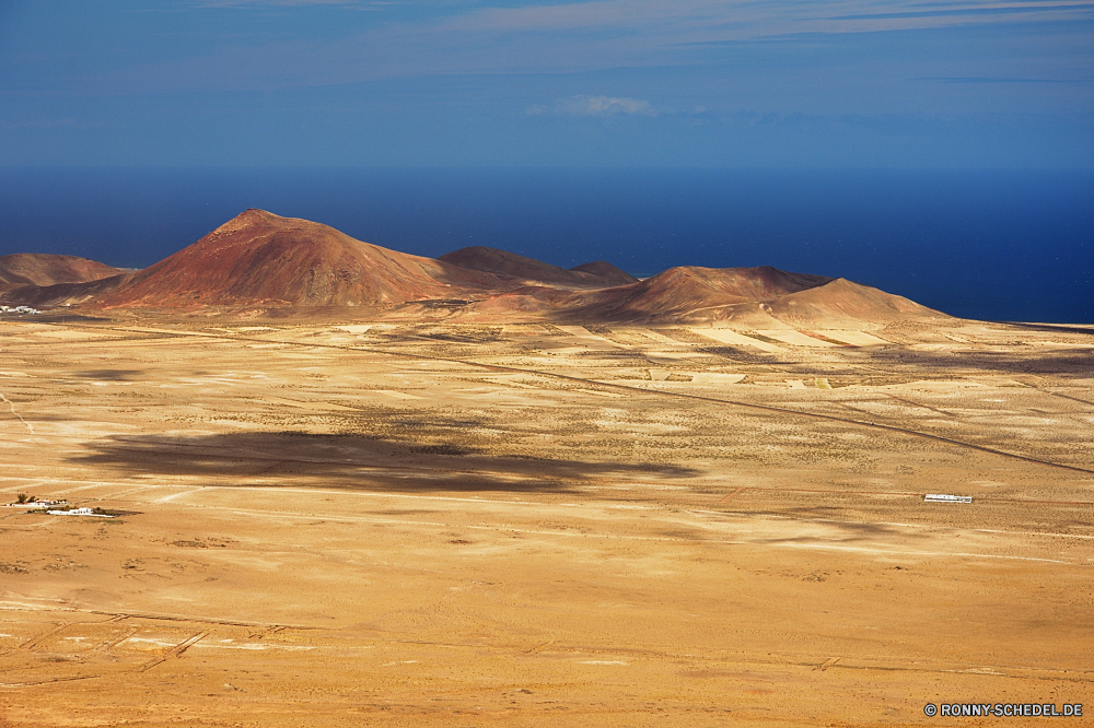 Lanzarote Sand Wüste Düne Landschaft Hochland Boden Himmel Reisen Berg trocken Erde Fels Berge Tal Hügel Stein Wolken Schlucht Arid Land landschaftlich im freien Darm-Trakt Tourismus Park heiß Szenerie Wärme Sommer nationalen Wildnis Hügel Sonne Bereich Dünen Horizont im freien Felsen Sandstein gelb Orange Umgebung Szene Gelände Spitze niemand natürliche Wasser Aushöhlung Tag Meer Extreme Landschaften Urlaub Abenteuer Klima Straße bunte Panorama Bereich Wild sonnig Sonnenaufgang Dürre Panorama hoch Steppe Wolke Osten Landschaft Tourist Wahrzeichen Geschichte Naher Osten karge Entwicklung des ländlichen Strand sandigen Toten Antike See Schatten geologische formation Sonnenlicht Klippe Einsamkeit Wanderung Vulkan majestätisch entfernten Sonnenschein Ozean Denkmal Schlucht Braun Sonnenuntergang Schnee Land sand desert dune landscape highland soil sky travel mountain dry earth rock mountains valley hill stone clouds canyon arid land scenic outdoors tract tourism park hot scenery heat summer national wilderness hills sun range dunes horizon outdoor rocks sandstone yellow orange environment scene terrain peak nobody natural water erosion day sea extreme scenics vacation adventure climate road colorful panorama area wild sunny sunrise drought panoramic high steppe cloud east countryside tourist landmark history middle east barren rural beach sandy dead ancient lake shadow geological formation sunlight cliff loneliness hike volcano majestic remote sunshine ocean monument ravine brown sunset snow country