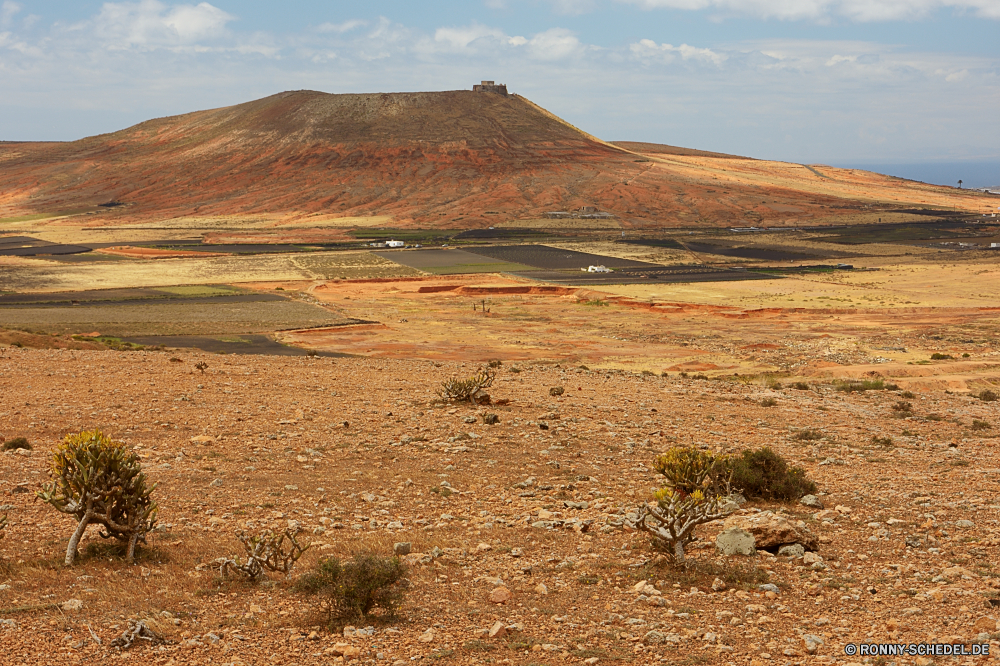 Lanzarote Hochland Wüste Landschaft Berg Himmel Sand Land Fels Reisen trocken Berge Hügel Steppe Stein Tal Reiner Arid Tourismus Sommer Schlucht landschaftlich Wildnis Krater im freien niemand Park Wolke Horizont Wolken im freien nationalen Wärme Hügel Szenerie Reise Umgebung Geologie heiß natürliche Bereich Entwicklung des ländlichen Vulkan Wild Landschaft Spitze Klima Bereich Insel Tag Straße Gelände Extreme Schmutz Urlaub Felsen bewölkt Meer Dürre natürliche depression geologische formation Sonne Szene leere Braun Knoll Klippe Naher Osten karge Sonnenlicht Fluss Sandstein Panorama Abenteuer Gras Reise Pflanze Wasser Ökologie Schlucht Geschichte Düne vulkanische Staub Land Bildung entfernten Einsamkeit Boden gelb sonnig Erde Sonnenaufgang Ziel Feld Gefahr Dünen Kanarische Aushöhlung hoch Farbe Antike außerhalb Wandern Landschaften horizontale Boden Sonnenuntergang Grat highland desert landscape mountain sky sand land rock travel dry mountains hill steppe stone valley plain arid tourism summer canyon scenic wilderness crater outdoors nobody park cloud horizon clouds outdoor national heat hills scenery journey environment geology hot natural area rural volcano wild countryside peak climate range island day road terrain extreme dirt vacation rocks cloudy sea drought natural depression geological formation sun scene empty brown knoll cliff middle east barren sunlight river sandstone panorama adventure grass trip plant water ecology ravine history dune volcanic dust country formation remote solitude ground yellow sunny earth sunrise destination field danger dunes canary erosion high color ancient outside hiking scenics horizontal soil sunset ridge