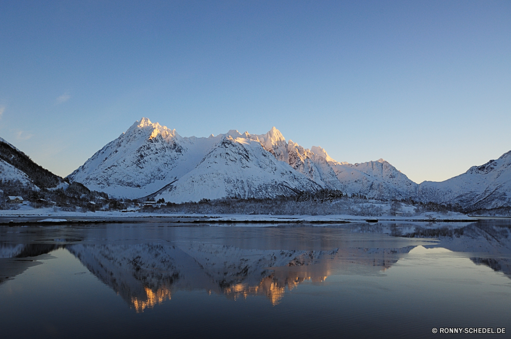 Laupstad Berg Bereich See Berge Landschaft Reflexion Schnee Gletscher Himmel Spitze Wasser Szenerie Tourismus Wald Bäume Wolken nationalen Reisen Park landschaftlich im freien Ufer Ruhe Fluss Baum geologische formation Alp Umgebung natürliche Höhe Hügel Herbst Mount Eis Wolke im freien fallen Wildnis Ozean Vulkan Sommer natürliche majestätisch Bild klar Becken Szene Winter Meer Sonnenuntergang Körper des Wassers Spiegel Boot Sonnenaufgang am See Gras ruhige Horizont Hügel felsigen Klippe Teich Panorama natürliche depression Urlaub Reflexionen reflektieren Land Fels kalt sonnig Darstellung friedliche Sonne Spitzen reflektiert Hochland Landschaften Grand hoch Wandern horizontale am Morgen Farbe entfernten außerhalb Norden Attraktion Hölzer Stein gelassene idyllische Felsen Ziel Tal Saison Bucht mountain range lake mountains landscape reflection snow glacier sky peak water scenery tourism forest trees clouds national travel park scenic outdoors shore calm river tree geological formation alp environment natural elevation hill autumn mount ice cloud outdoor fall wilderness ocean volcano summer natural majestic picture clear basin scene winter sea sunset body of water mirror boat sunrise lakeside grass tranquil horizon hills rocky cliff pond panorama natural depression vacation reflections reflect land rock cold sunny representation peaceful sun peaks reflected highland landscapes grand high hiking horizontal morning color remote outside north attraction woods stone serene idyllic rocks destination valley season bay