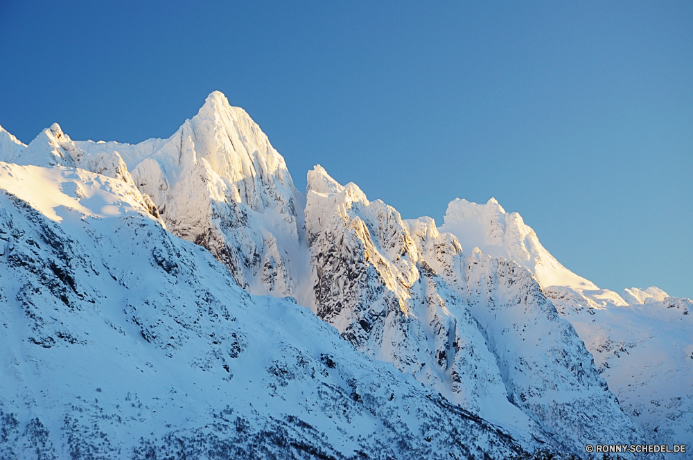 Laupstad Gletscher Berg Schnee Bereich Landschaft Spitze Alp Berge Winter Himmel Eis Reisen hoch kalt Fels Nach oben natürliche Höhe schneebedeckt Alpine landschaftlich Bergsteigen Steigung Ski Tourismus Wolken Szenerie Alpen Wandern Extreme sonnig majestätisch geologische formation Umgebung Klettern im freien Spitzen Baum abgedeckt Wildnis Gipfeltreffen Sport Bäume Hügel Linie Urlaub Wandern Mount Klippe im freien Klettern Wolke Höhe Panorama Stein Reise Ziel Aufstieg Tag übergeben Einfrieren felsigen Wild Wald Urlaub Wanderung Sonne Frost gefroren Süden Resort nationalen Park Everest höchsten Skifahren robuste natürliche Saison schneebedeckten am Berg Kletterfelsen Trek Frühling Abenteuer Sonnenschein Freizeit Land glacier mountain snow range landscape peak alp mountains winter sky ice travel high cold rock top natural elevation snowy alpine scenic mountaineering slope ski tourism clouds scenery alps hiking extreme sunny majestic geological formation environment climbing outdoors peaks tree covered wilderness summit sport trees hill line vacation trekking mount cliff outdoor climb cloud altitude panorama stone journey destination ascent day pass freeze rocky wild forest holiday hike sun frost frozen south resort national park everest highest skiing rugged natural season snow capped mountainside crag trek spring adventure sunshine leisure land