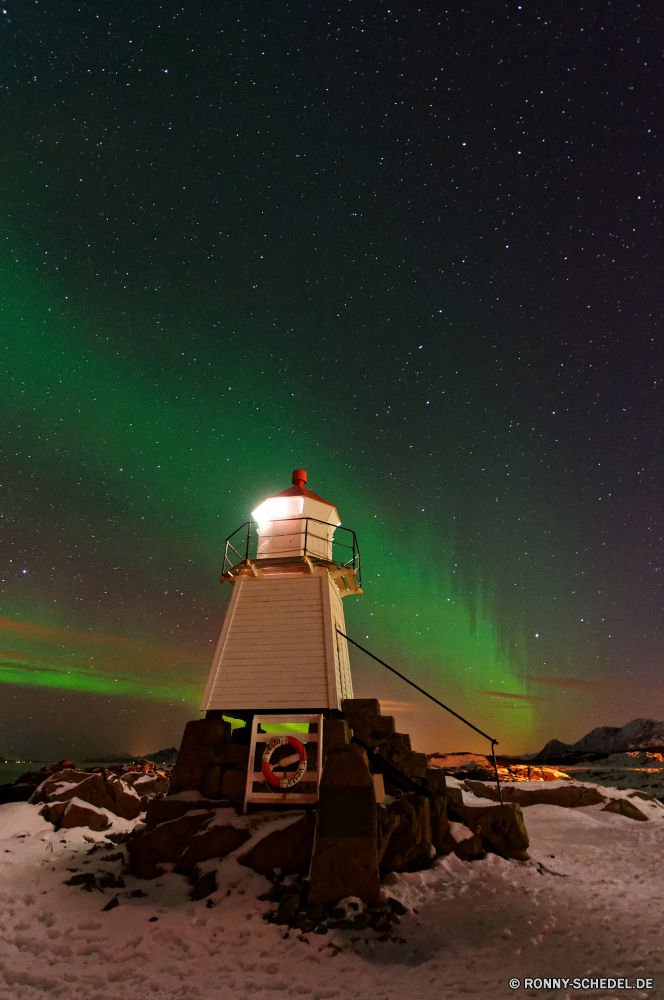 Laukvik Leuchtfeuer Turm Struktur Himmel Leuchtturm Architektur Gebäude Licht Reisen Nacht Küste Meer Ozean Haus Sonnenuntergang Tourismus Kirche Navigation Wahrzeichen Religion Ufer Landschaft Dämmerung 'Nabend Wasser Strand alt Dämmerung Kathedrale Stadt Küste Sicherheit Insel Hafen Warnung Kreuz Wolke Urlaub Bau historischen Orthodoxe Kuppel bewölkt Küste Schiff Backstein religiöse Denkmal Wolken Wellen traditionelle Geschichte Fels hoch Kultur Bucht Felsen Boot berühmte Sicherheit Nautik Versand Union Tempel Stein Brücke dunkel Platz Gefahr Sonne Platz Horizont Schnee beacon tower structure sky lighthouse architecture building light travel night coast sea ocean house sunset tourism church navigation landmark religion shore landscape dusk evening water beach old twilight cathedral city coastline safety island harbor warning cross cloud vacation construction historic orthodox dome cloudy coastal ship brick religious monument clouds waves traditional history rock high culture bay rocks boat famous security nautical shipping union temple stone bridge dark place danger sun square horizon snow