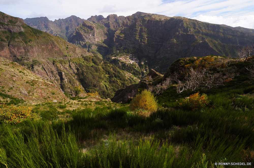 Boca da Corrida Berg Bereich Landschaft Berge Wildnis Wald Park Baum Tal Reisen Hochland Himmel nationalen Fluss Schnee See Tourismus Bäume Alp Gras Spitze Wolken Sommer im freien Wasser Herbst Fels Szenerie landschaftlich Umgebung Wolke fallen im freien Hügel Panorama Wandern Wiese Frühling hoch Alpen Stein geologische formation natürliche Höhe friedliche natürliche Gletscher Reflexion Szene sonnig Hügel felsigen Ruhe Landschaft Feld Straße Spitzen Alpine Entwicklung des ländlichen Wild Tag Mount übergeben Kiefer Hölzer Klippe Felsen Wüste ruhige Grat Wanderung Schlucht woody plant Busch vascular plant Land Belaubung Tourist Land Pflanze MT Landschaften Saison Norden Steigung Stream Pfad gelassene Holz Urlaub Licht gelb am Morgen Farbe mountain range landscape mountains wilderness forest park tree valley travel highland sky national river snow lake tourism trees alp grass peak clouds summer outdoors water autumn rock scenery scenic environment cloud fall outdoor hill panorama hiking meadow spring high alps stone geological formation natural elevation peaceful natural glacier reflection scene sunny hills rocky calm countryside field road peaks alpine rural wild day mount pass pine woods cliff rocks desert tranquil ridge hike canyon woody plant bush vascular plant land foliage tourist country plant mt landscapes season north slope stream path serene wood vacation light yellow morning color