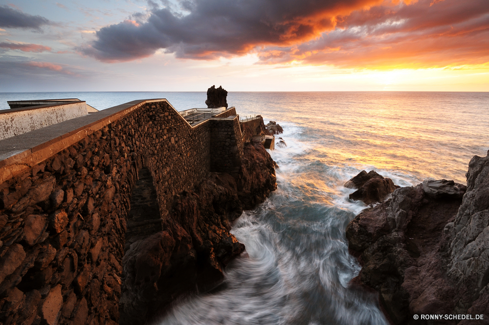 Ponta do Sol Leuchtfeuer Turm Struktur Meer Strand Ozean Küste Wasser Fels Landschaft Himmel Ufer Sonnenuntergang Reisen Insel Urlaub Klippe Küste Felsen Sonnenaufgang Sand Wolken Tourismus Wellen Sonne seelandschaft landschaftlich Szenerie Horizont Stein Sommer Bucht im freien Küste friedliche geologische formation Welle Licht Paradies am Meer Berg Szene Morgenröte Tropischer im freien felsigen Pazifik Urlaub Kontur Wahrzeichen Surf Entspannen Sie sich Sturm Dämmerung Vorgebirge Wolke Ruhe Meeresküste Orange Leuchtturm natürliche Höhe am Morgen Küstenlinie 'Nabend Berge Tourist ruhige Wetter Gezeiten natürliche Umgebung Reflexion sonnig See Haus Farbe Landschaften gelassene Dämmerung Park nationalen Tal Architektur Resort Marine Entspannung dunkel bewölkt Sonnenschein Ziel Erholung Schiff beacon tower structure sea beach ocean coast water rock landscape sky shore sunset travel island vacation cliff coastline rocks sunrise sand clouds tourism waves sun seascape scenic scenery horizon stone summer bay outdoor coastal peaceful geological formation wave light paradise seaside mountain scene dawn tropical outdoors rocky pacific holiday silhouette landmark surf relax storm dusk promontory cloud calm seashore orange lighthouse natural elevation morning shoreline evening mountains tourist tranquil weather tide natural environment reflection sunny lake house color scenics serene twilight park national valley architecture resort marine relaxation dark cloudy sunshine destination recreation ship