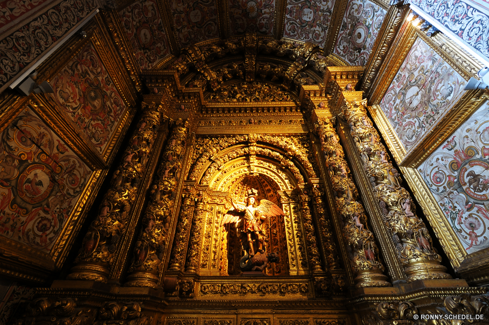 Funchal Altar Architektur Kathedrale Kirche Struktur Religion Gewölbe Gebäude Dach Katholische alt religiöse Reisen historischen Wahrzeichen Geschichte Kunst Schutzüberzug Antike Tourismus Innenraum Tempel mittelalterliche Tür Palast Denkmal glauben Bogen Gottesdienst Gott Kultur Skulptur Fenster Stadt Bespannung Katholizismus historische Eingang Spalte berühmte Dekoration Gold Spiritualität Decke Kapelle heilig Detail Innenseite Golden verzieren Stein St. architektonische Glas aussenansicht beten Kuppel Stil traditionelle Festung Antik Tourist Bögen Roman Weltanschauung St Halle Basilika Fassade Mauer hoch Statue Kreuz Haus Vorraum heilig Grand befleckt Verzierung dekoriert Gebäude Ziel Osten Platz Kloster Licht Spalten geschnitzt Tor Gebet Erbe Bau spirituelle Jahrgang Stadt Urlaub Indoor Farbe Turm Himmel Urban altar architecture cathedral church structure religion vault building roof catholic old religious travel historic landmark history art protective covering ancient tourism interior temple medieval door palace monument faith arch worship god culture sculpture window city covering catholicism historical entrance column famous decoration gold spirituality ceiling chapel holy detail inside golden ornate stone saint architectural glass exterior pray dome style traditional fortress antique tourist arches roman belief st hall basilica facade wall high statue cross house anteroom sacred grand stained ornament decorated buildings destination east place monastery light columns carved gate prayer heritage construction spiritual vintage town vacation indoor color tower sky urban