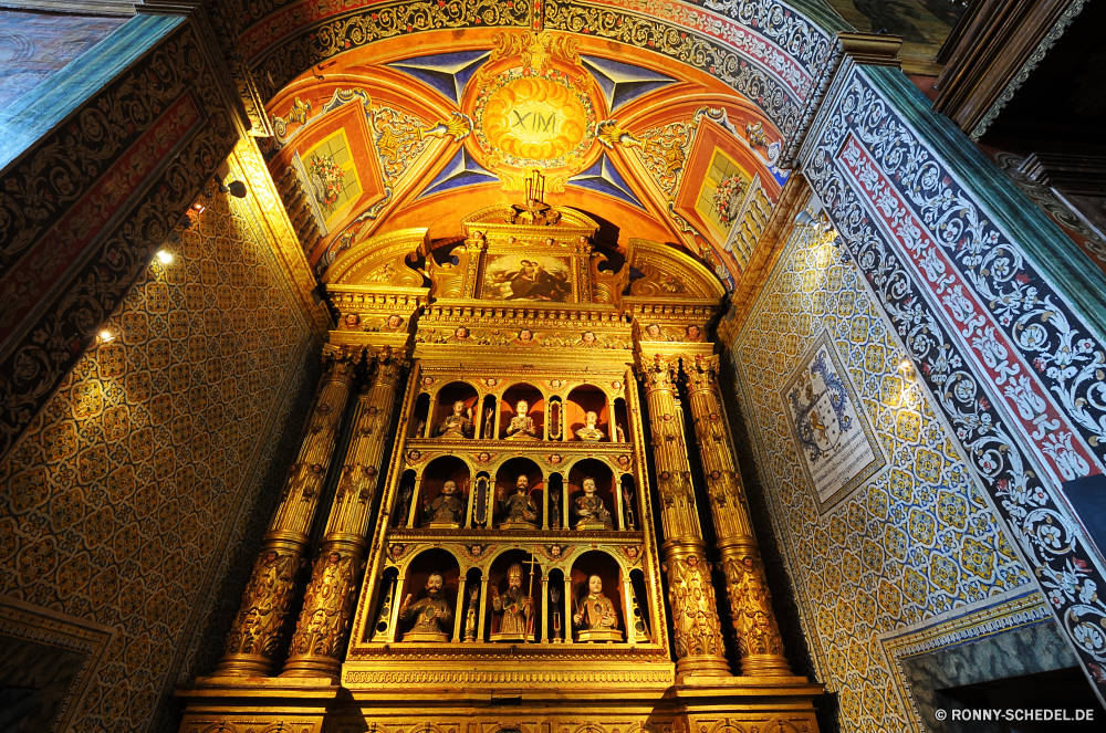 Funchal Altar Struktur Kirche Architektur Kathedrale Religion Gebäude Katholische Gewölbe alt Dach religiöse Wahrzeichen Kunst Geschichte historischen Reisen Innenraum St. Gott Fenster Tourismus Bogen heilig Stadt Decke Gold Kultur berühmte Innenseite Kuppel Antike Schutzüberzug Kreuz Katholizismus Skulptur Spiritualität historische Denkmal Gottesdienst Dekoration Spalte Golden glauben Licht Glas St Detail Palast Tempel Kapelle beten Bespannung heilig Eingang mittelalterliche Stein Basilika Turm befleckt dekoriert Tür traditionelle Orthodoxe Statue verzieren Himmel Verzierung Platz dekorative Indoor Stil Bögen Roman Gebet Antik spirituelle Bau Mauer Osten Kloster aussenansicht Malerei Haus Fresko Fassade hoch Halle architektonische Orgel Nacht Dekor Vorraum altar structure church architecture cathedral religion building catholic vault old roof religious landmark art history historic travel interior saint god window tourism arch holy city ceiling gold culture famous inside dome ancient protective covering cross catholicism sculpture spirituality historical monument worship decoration column golden faith light glass st detail palace temple chapel pray covering sacred entrance medieval stone basilica tower stained decorated door traditional orthodox statue ornate sky ornament place decorative indoor style arches roman prayer antique spiritual construction wall east monastery exterior painting house fresco facade high hall architectural organ night decor anteroom