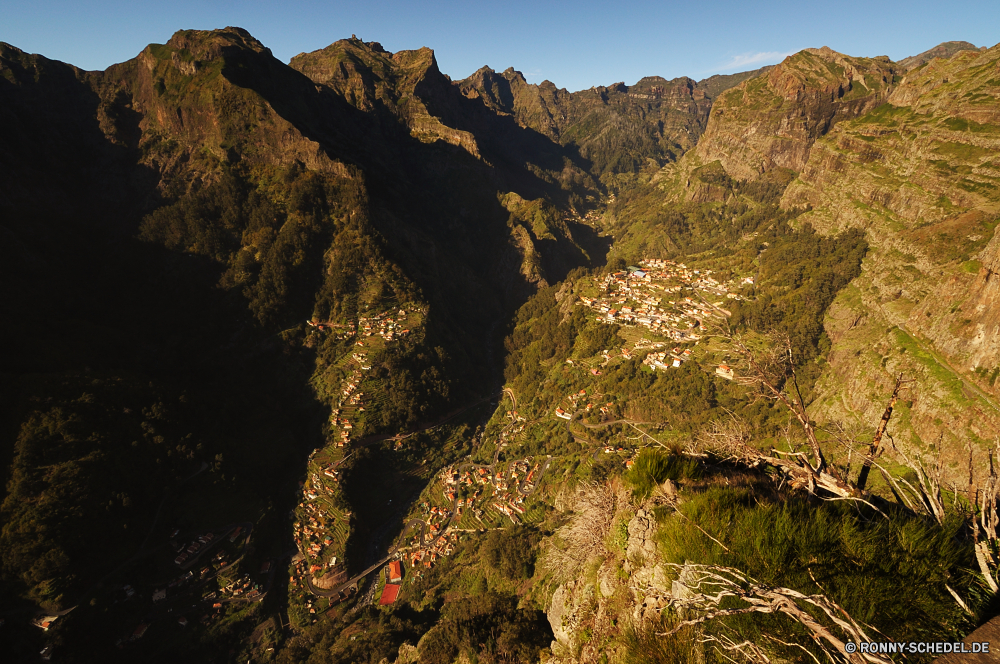 Eira do Serrado Berg Bereich Wildnis Landschaft Berge Baum Schlucht nationalen Tal Himmel Park Fels Reisen Wald landschaftlich Bäume Fluss im freien Tourismus Stein Klippe Spitze woody plant im freien Wüste Szenerie felsigen Hügel Wasser Sommer Wandern Linie Schlucht Urlaub Schnee Panorama vascular plant Felsen Herbst natürliche hoch Wolken Geologie Umgebung See Tourist geologische formation Grand außerhalb fallen Wahrzeichen Kaktus Steigung Gras friedliche Hochland southern beech Aushöhlung Bildung Wild Bereich Pflanze Abenteuer Wolke Alp Insel Landschaft geologische Kiefer Hügel Wanderweg Hölzer Winter Straße Frühling Mount Szene sonnig in der Nähe Reise Ziel Pflanzen Reflexion natürliche depression mountain range wilderness landscape mountains tree canyon national valley sky park rock travel forest scenic trees river outdoors tourism stone cliff peak woody plant outdoor desert scenery rocky hill water summer hiking line ravine vacation snow panorama vascular plant rocks autumn natural high clouds geology environment lake tourist geological formation grand outside fall landmark cactus slope grass peaceful highland southern beech erosion formation wild area plant adventure cloud alp island countryside geological pine hills trail woods winter road spring mount scene sunny near trip destination plants reflection natural depression