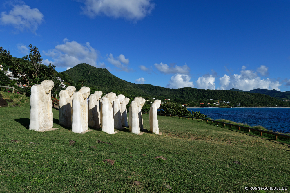 Martinique Friedhof Gedenkstätte Lattenzaun Gras Grabstein Zaun Landschaft Stein Struktur Himmel Feld Baum Barrier Wiese Entwicklung des ländlichen Sommer Land Landschaft Wolke Obstruktion Park Wahrzeichen Bäume im freien landschaftlich Szenerie Megalith Szene Hügel Wald Wolken Kurs Bauernhof im freien Pflanze Golf England Landwirtschaft Denkmal Land außerhalb Reisen Landbau Fels Frühling Horizont Antike Tourismus Berg Rasen bewölkt Wetter Sport Umgebung Weide Saison historischen Tal sonnig Architektur idyllische nationalen Sonnenlicht Fairway Felder Bewuchs alt Loch Pflanzen natürliche Wasser Wettbewerb Sonne Erholung Geschichte Spiel Herbst cemetery memorial picket fence grass gravestone fence landscape stone structure sky field tree barrier meadow rural summer country countryside cloud obstruction park landmark trees outdoor scenic scenery megalith scene hill forest clouds course farm outdoors plant golf england agriculture monument land outside travel farming rock spring horizon ancient tourism mountain lawn cloudy weather sport environment pasture season historic valley sunny architecture idyllic national sunlight fairway fields vegetation old hole plants natural water competition sun recreation history game autumn