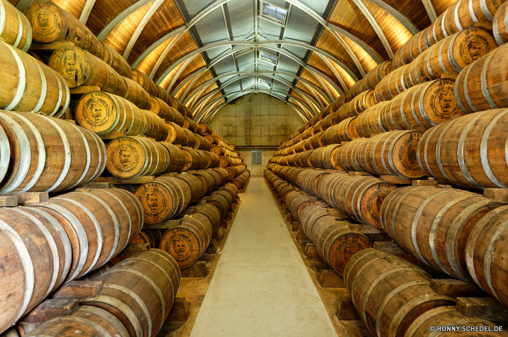 Martinique Weingut Fass Container Schiff Untergeschoss alt Rattan Keller Holz Schalter Architektur aus Holz Wein Textur Speicher instrument of punishment Lagerhaus Braun Jahrgang Alkohol Gebäude Fässer Trinken Schließen Stapel Muster Stadt Getränke Innenraum Speichern Steppdecke dunkel Eiche Reifen Gummi Antike Industrie Geschäft Zeile Tradition Instrument Material closeup Dünn geschnittenes Weingut schwarz Rebe Mauer Auto Bettwäsche Pflanze Auto Innenseite Licht Struktur Metall im Alter von Kunst Geschichte Stahl Landwirtschaft moderne winery barrel container vessel basement old rattan cellar wood switch architecture wooden wine texture storage instrument of punishment warehouse brown vintage alcohol building barrels drink close stack pattern city beverage interior store quilt dark oak tire rubber ancient industry business row tradition instrument material closeup cask vineyard black vine wall automobile bedclothes plant car inside light structure metal aged art history steel agriculture modern