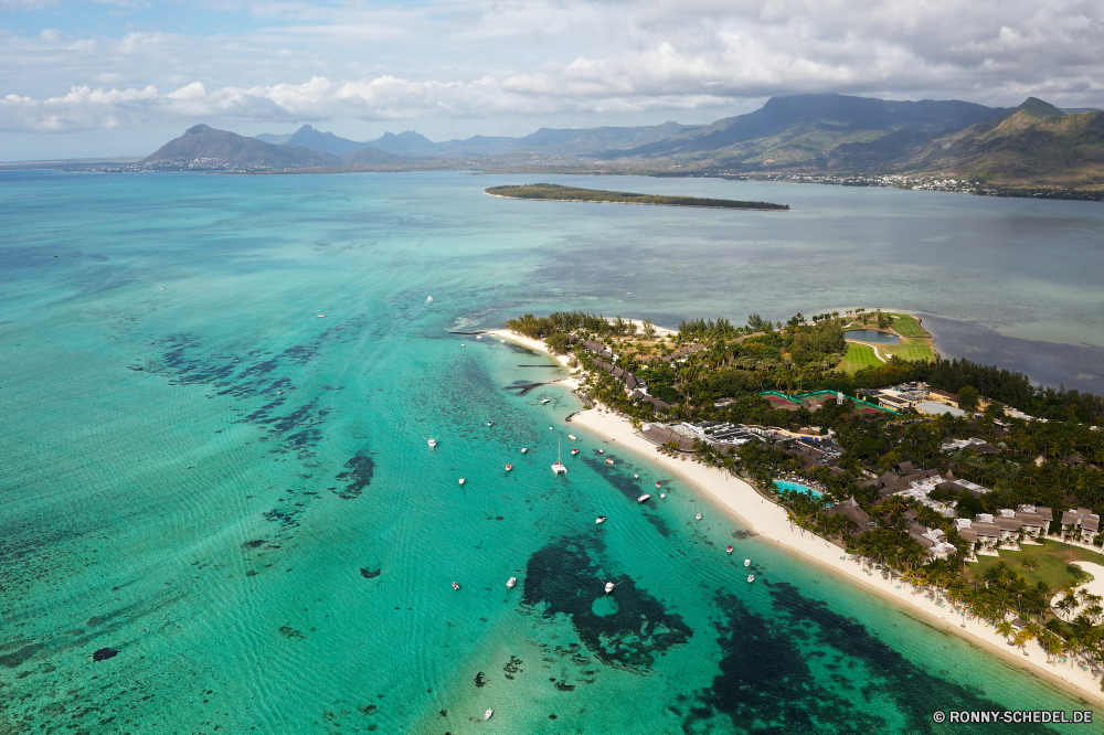 Le Morne Beach Strand Ozean Meer Sand Küste Wasser Sandbank Urlaub Insel Himmel Reisen Landschaft Paradies Sommer Küstenlinie Tropischer Bar Urlaub am Meer landschaftlich Küste Ufer Sonne Welle Barrier Grat Wolken Bucht Wellen Tourismus Entspannen Sie sich sonnig Türkis Ziel Baum natürliche Höhe klar Erholung Palm Wolke Tourist Fels seelandschaft Szenerie Horizont Entspannung warm im freien exotische Resort Surf ruhige Boot Freizeit Szene Küste Wendekreis Stein idyllische Körper des Wassers Klippe Lagune romantische geologische formation im freien Inseln Meeresküste Pazifik Felsen Schwimmen Reise friedliche entspannende Stadt Sonnenlicht Berg sandigen Traum Reise natürliche Ruhe Panorama Urlaub Park Bäume Azurblau Schaum felsigen Schiff Marine heiß Kristall Süden beach ocean sea sand coast water sandbar vacation island sky travel landscape paradise summer shoreline tropical bar holiday seaside scenic coastline shore sun wave barrier ridge clouds bay waves tourism relax sunny turquoise destination tree natural elevation clear recreation palm cloud tourist rock seascape scenery horizon relaxation warm outdoor exotic resort surf tranquil boat leisure scene coastal tropic stone idyllic body of water cliff lagoon romantic geological formation outdoors islands seashore pacific rocks swim trip peaceful relaxing city sunlight mountain sandy dream journey natural calm panorama vacations park trees azure foam rocky ship marine hot crystal south