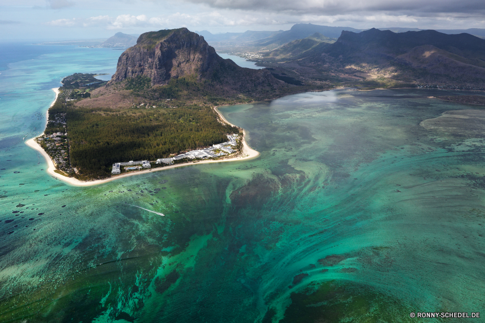 Le Morne Beach Vorgebirge natürliche Höhe geologische formation Landschaft Küste Meer Ozean Wasser Strand Reisen Küste Berg landschaftlich Himmel Bucht Klippe Insel Ufer Fels Sand Tourismus Sommer Urlaub Berge Sonne Felsen im freien Küstenlinie Urlaub Wolke Wellen Welle Szenerie Baum Tropischer Wolken See Paradies felsigen Hügel Park Fluss sonnig Küste Tourist Pazifik Surf im freien seelandschaft Schlucht Stein Panorama natürliche Boot Meeresküste Körper des Wassers Ziel am Meer Horizont Sonnenuntergang Türkis Szene Süden Entspannung friedliche Klippen Spitze Tag Entspannen Sie sich Wüste Kap Tal Wetter Erholung Bäume Wald Luftbild Klima Steine Brücke Bereich entspannende ruhige Straße romantische promontory natural elevation geological formation landscape coast sea ocean water beach travel coastline mountain scenic sky bay cliff island shore rock sand tourism summer vacation mountains sun rocks outdoor shoreline holiday cloud waves wave scenery tree tropical clouds lake paradise rocky hill park river sunny coastal tourist pacific surf outdoors seascape canyon stone panorama natural boat seashore body of water destination seaside horizon sunset turquoise scene south relaxation peaceful cliffs peak day relax desert cape valley weather recreation trees forest aerial climate stones bridge range relaxing tranquil road romantic