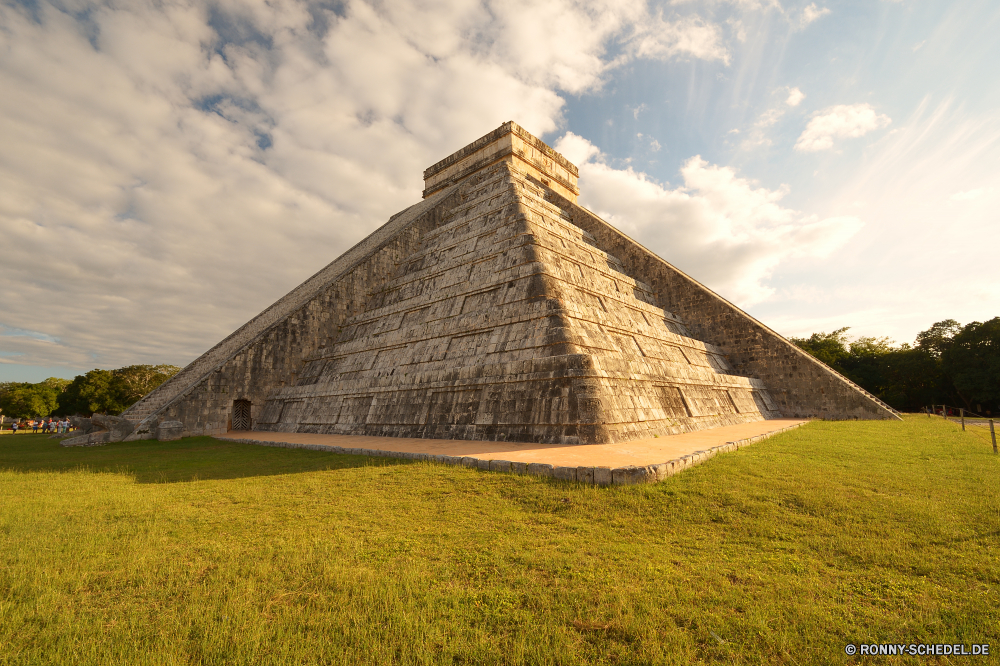 Chichen Itza Scheune Hövel Pyramide Gebäude Himmel Stroh Wirtschaftsgebäude Dach Entwicklung des ländlichen Antike Reisen Landschaft Architektur Struktur Stein alt Tourismus Land Landschaft Geschichte Denkmal Wolken Wahrzeichen Haus Hütte Wüste Sommer Gras Grab Schutzüberzug Hügel Ziel landschaftlich Pharao im freien Bauernhof Feld historischen Zivilisation Tourist Ruine Bespannung Berg Urlaub Archäologie Szenerie Tempel groß natürliche Pyramiden Baum Religion Sand Dorf Landwirtschaft Kultur friedliche traditionelle Grab Ferienhaus Welt Sonne Obdach Startseite aussenansicht Wiese Wunder Weizen Bau Pflanze Insel berühmte Umgebung Treppe Saison Szene sonnig außerhalb Bewuchs Steine historische religiöse Pflanzen Bäume barn hovel pyramid building sky thatch farm building roof rural ancient travel landscape architecture structure stone old tourism country countryside history monument clouds landmark house hut desert summer grass grave protective covering hill destination scenic pharaoh outdoors farm field historic civilization tourist ruins covering mountain vacation archeology scenery temple great natural pyramids tree religion sand village agriculture culture peaceful traditional tomb cottage world sun shelter home exterior meadow wonder wheat construction plant island famous environment stairs season scene sunny outside vegetation stones historical religious plants trees