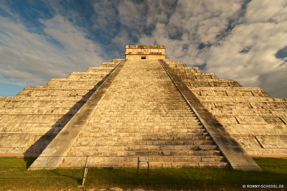 Chichen Itza Mauer Antike Architektur Pyramide Reisen Stein Himmel Gebäude Wahrzeichen Geschichte alt Tourismus Tempel Denkmal Religion Urlaub Wüste Dach Grab Archäologie Landschaft Struktur Kultur Pharao Ruine berühmte Bedachungen Gottesdienst Ziel Zivilisation Tourist Turm Wolken Stadt religiöse Treppe groß Berg historischen Welt Hügel Schutzüberzug Grab Schritte Backstein Fels Material Wunder im freien Erbe Sand Stroh historische Bau Baum Pyramiden Touristische landschaftlich Gott Haus Urlaub Schloss Kirche Kunst Track Ausrüstung Fliese Scheune Steine Straße Opfere Bespannung hoch heilig Antik im freien Platz trocken aussenansicht Neu Gras Sommer wall ancient architecture pyramid travel stone sky building landmark history old tourism temple monument religion vacation desert roof grave archeology landscape structure culture pharaoh ruins famous roofing worship destination civilization tourist tower clouds city religious stairs great mountain historic world hill protective covering tomb steps brick rock material wonder outdoor heritage sand thatch historical construction tree pyramids touristic scenic god house holiday castle church art track equipment tile barn stones road sacrifice covering high sacred antique outdoors place dry exterior new grass summer