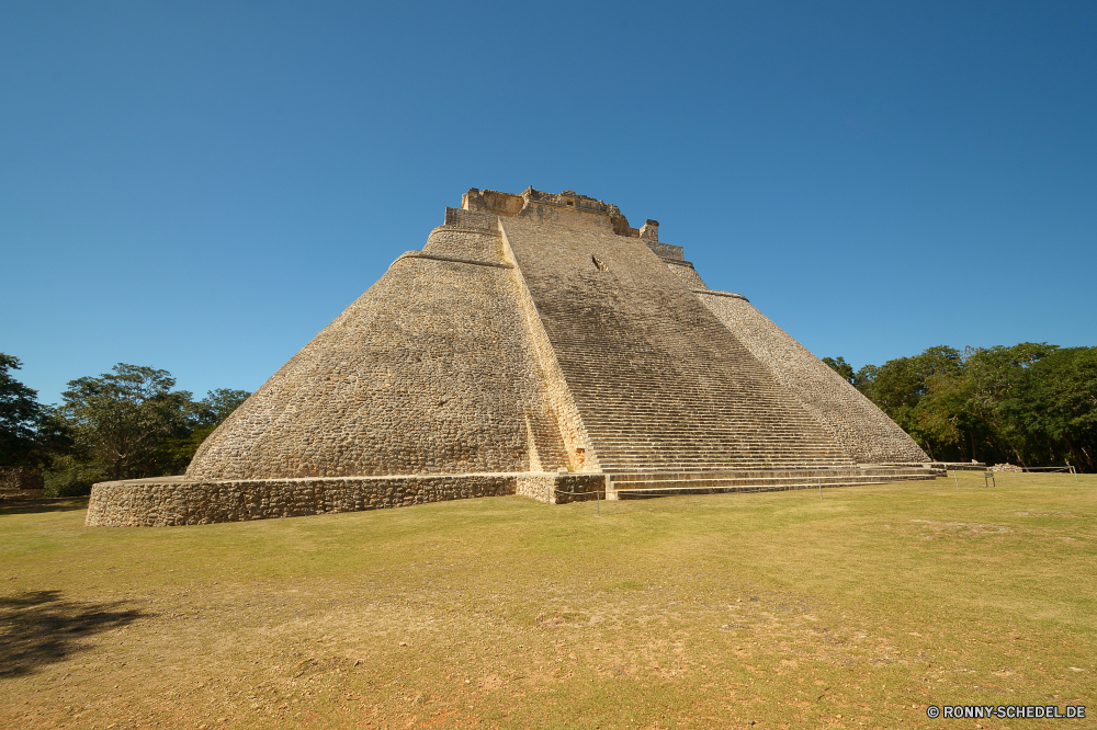 Uxmal Stroh Dach Grab Schutzüberzug Bespannung Reisen Pyramide Antike Himmel Tourismus Wüste Stein Landschaft Architektur Geschichte Pharao Berg alt Denkmal Wahrzeichen Wolken Haus Sand Sommer Gebäude Knoll Urlaub Fels Grab Archäologie Tourist groß Entwicklung des ländlichen Hügel Bau Ruine Kultur im freien Pyramiden Zivilisation Dorf Tempel Ziel berühmte friedliche Spitze Erbe Hügel Steine natürliche traditionelle Landschaft Sonne Wunder landschaftlich Wildnis Felsen historische Osten trocken Insel Park Form Szenerie Welt Sphinx Brückensystem Gras Kamel Hütte Kunst sonnig Wolke Baum Abenteuer Stadt Berge historischen nationalen Mauer Sonnenuntergang Religion thatch roof grave protective covering covering travel pyramid ancient sky tourism desert stone landscape architecture history pharaoh mountain old monument landmark clouds house sand summer building knoll vacation rock tomb archeology tourist great rural hill construction ruins culture outdoors pyramids civilization village temple destination famous peaceful peak heritage mound stones natural traditional countryside sun wonder scenic wilderness rocks historical east dry island park shape scenery world sphinx thatched grass camel hut art sunny cloud tree adventure city mountains historic national wall sunset religion