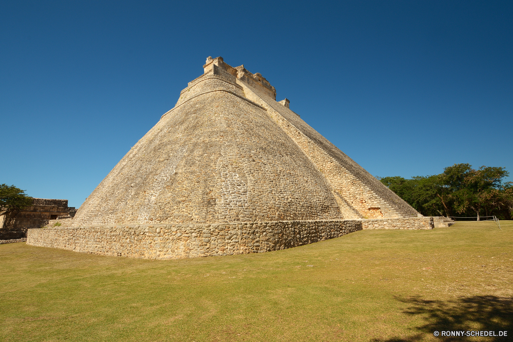 Uxmal Grab Stroh Pyramide Dach Reisen Tourismus Schutzüberzug Himmel Stein Antike Wüste Landschaft Architektur Denkmal Geschichte Berg Bespannung Fels Wahrzeichen Sommer Sand alt Pharao Hügel Ruine Urlaub Tourist Gebäude Archäologie Zivilisation berühmte Wolken groß Ziel Hütte Kultur Tempel Hövel landschaftlich trocken Grab Stadt Entwicklung des ländlichen Struktur im freien Bau Pyramiden im freien Tour Abenteuer nationalen Szenerie Wunder Mauer Sonne Erbe Wildnis natürliche historischen Park Welt Gottesdienst Dorf sonnig Wolke Steine Kunst Osten Haus Sphinx Kamel Vulkan Schritte Antik Geologie Spitze außerhalb Mitte Baum Reise Treppe Insel Sonnenuntergang Religion Urlaub Land grave thatch pyramid roof travel tourism protective covering sky stone ancient desert landscape architecture monument history mountain covering rock landmark summer sand old pharaoh hill ruins vacation tourist building archeology civilization famous clouds great destination hut culture temple hovel scenic dry tomb city rural structure outdoors construction pyramids outdoor tour adventure national scenery wonder wall sun heritage wilderness natural historic park world worship village sunny cloud stones art east house sphinx camel volcano steps antique geology peak outside middle tree trip stairs island sunset religion holiday country