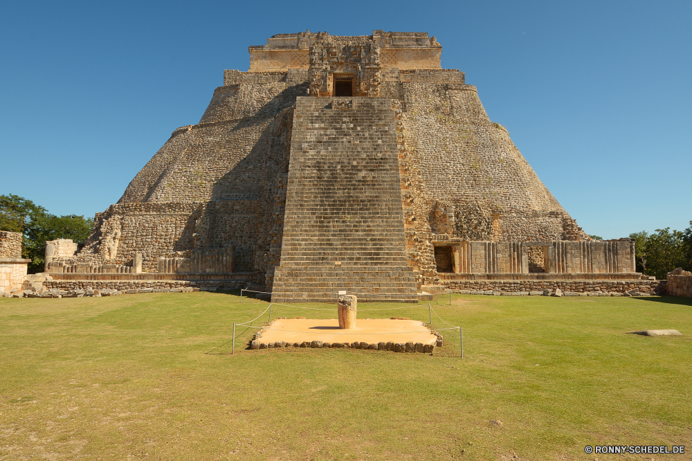 Uxmal Grab Pyramide Antike Stein Gebäude Schrein Reisen Architektur Geschichte Denkmal Tourismus Himmel Tempel alt Ruine Kultur Wahrzeichen Ort der Anbetung Wüste Religion Landschaft Archäologie Tourist Zivilisation Erbe Urlaub Ruine groß Struktur berühmte Pharao Dach Festung Gottesdienst Turm Sand Fels Welt religiöse Ziel Stroh Mauer Schritte Wolken Berg Grab Wunder Antik Sommer Schloss Schutzüberzug historischen Kunst heilig Gott Bau historische Website Osten Stadt traditionelle Treppe Pyramiden Sphinx Opfere Gras Skulptur Haus Steine Hügel im freien Platz Kirche Entwicklung des ländlichen Pagode Vergangenheit Mysterium Bespannung mittelalterliche Felsen im freien aussenansicht friedliche Backstein Sonne grave pyramid ancient stone building shrine travel architecture history monument tourism sky temple old ruins culture landmark place of worship desert religion landscape archeology tourist civilization heritage vacation ruin great structure famous pharaoh roof fortress worship tower sand rock world religious destination thatch wall steps clouds mountain tomb wonder antique summer castle protective covering historic art sacred god construction historical site east city traditional stairs pyramids sphinx sacrifice grass sculpture house stones hill outdoor place church rural pagoda past mystery covering medieval rocks outdoors exterior peaceful brick sun