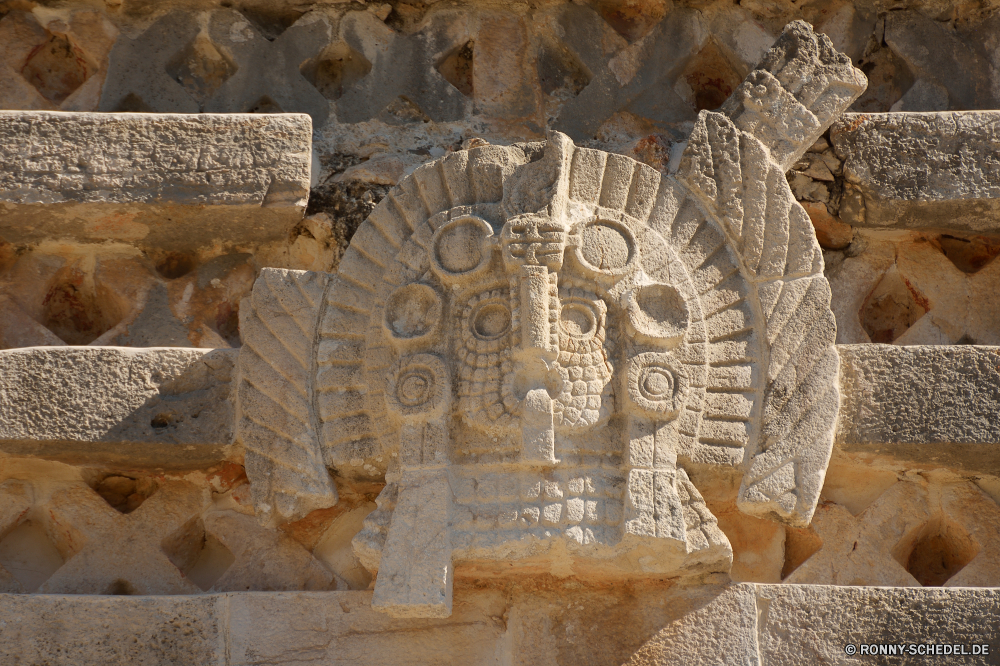 Uxmal Stein Gedenkstätte Grabstein Struktur Architektur Antike alt Skulptur Religion Tempel Mauer Kultur Geschichte Textur Kunst Friedhof Reisen Messing Schnitzerei Muster historischen Gebäude Statue Braun Gott Detail Fels Osten Kanaldeckel Bau Backstein Wahrzeichen Denkmal Erbe Gestaltung Tourismus Antik Rau geschnitzt Material Entlastung Grunge Sandstein Ruine traditionelle texturierte Bespannung aussenansicht Nach oben Stuck Spiritualität berühmte Verwittert religiöse Mosaik im Alter von Oberfläche Dekoration architektonische historische Jahrgang Tourist Labyrinth Grab Ruine Vergangenheit Gottesdienst Palast mittelalterliche Tür im freien Fassade stone memorial gravestone structure architecture ancient old sculpture religion temple wall culture history texture art cemetery travel brass carving pattern historic building statue brown god detail rock east manhole cover construction brick landmark monument heritage design tourism antique rough carved material relief grunge sandstone ruins traditional textured covering exterior top stucco spirituality famous weathered religious mosaic aged surface decoration architectural historical vintage tourist maze grave ruin past worship palace medieval door outdoors facade