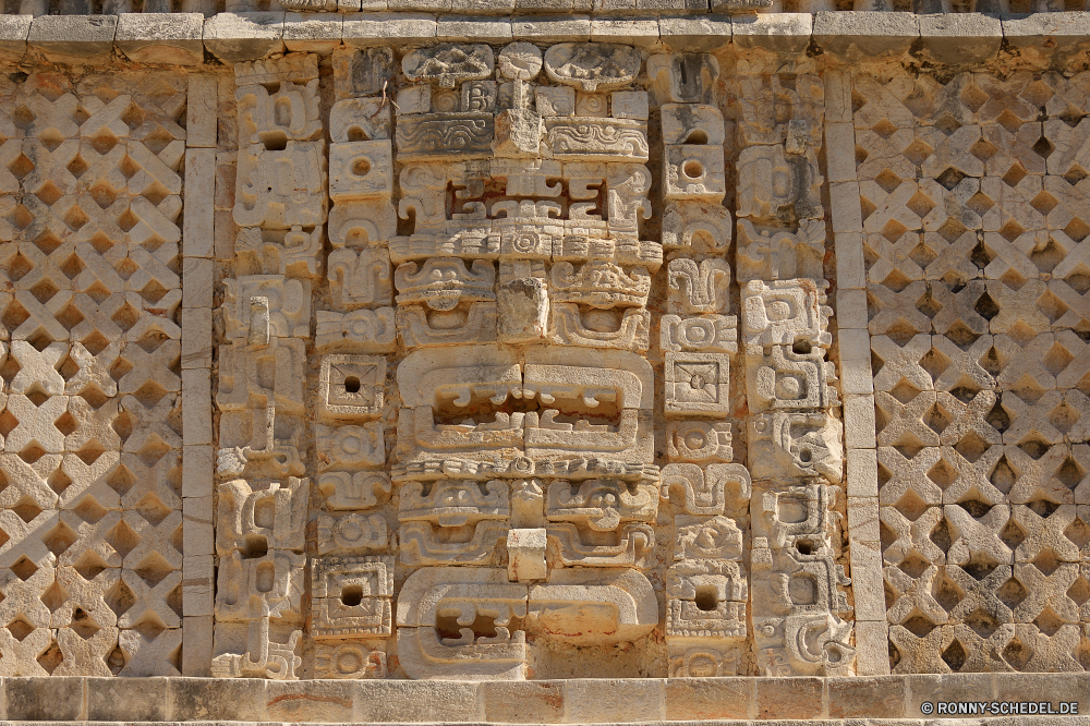 Uxmal Kanaldeckel Loch Nach oben Bespannung alt Stein Antike Skulptur Kunst Schnitzerei Architektur Mauer Textur Muster Religion Geschichte Kultur Backstein Reisen Detail Braun Gebäude Tempel Mosaik Antik aussenansicht traditionelle Gestaltung historischen Statue Tourismus texturierte Denkmal Metall im Alter von Jahrgang Stadt Hintergrund Schließen Grunge Frame Oberfläche Spiritualität Fassade Bau Osten Rau Material Zement Gott Struktur Fels Tür Verwittert religiöse Holz Erbe Rost Handwerk Haus verzieren Retro Fliese Papier geschnitzt plastic art Tapete Attraktion rostige historische dekorative schmutzig Straße Wahrzeichen Dekor niemand manhole cover hole top covering old stone ancient sculpture art carving architecture wall texture pattern religion history culture brick travel detail brown building temple mosaic antique exterior traditional design historic statue tourism textured monument metal aged vintage city backdrop close grunge frame surface spirituality facade construction east rough material cement god structure rock door weathered religious wood heritage rust craft house ornate retro tile paper carved plastic art wallpaper attraction rusty historical decorative dirty road landmark decor nobody