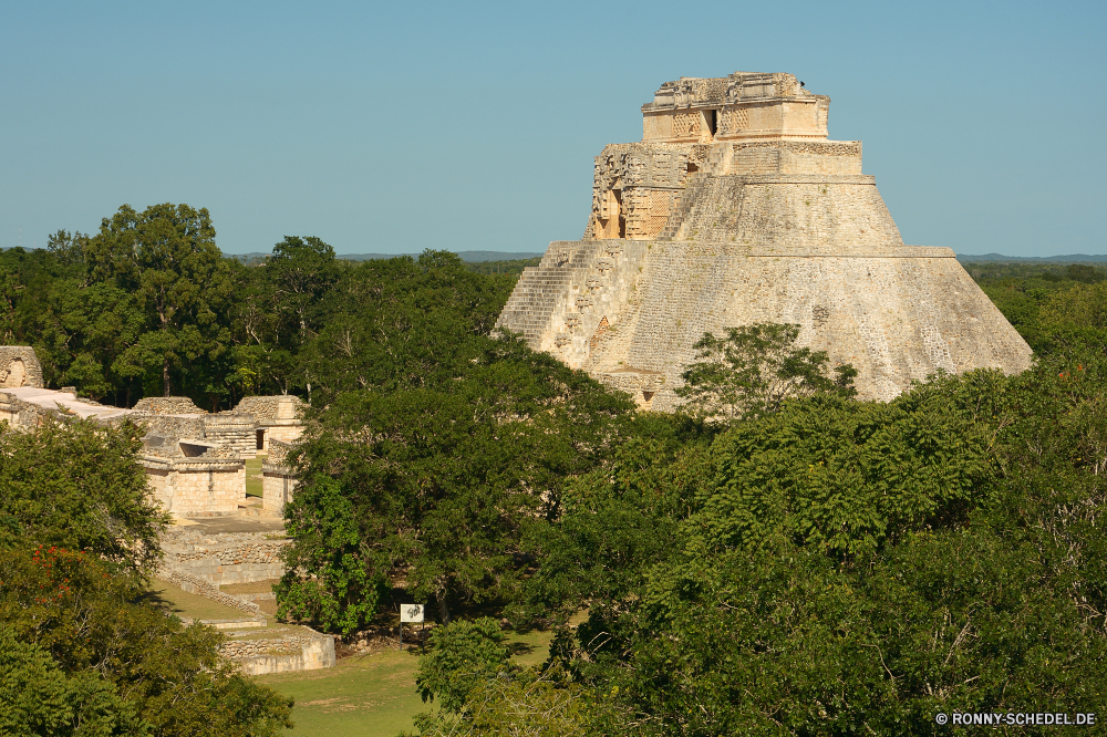 Uxmal Festung Stein Schrein Antike Reisen Gebäude Tourismus Schloss alt Geschichte Architektur Wahrzeichen Ort der Anbetung Himmel Denkmal Fels Landschaft Turm Mauer Tempel Berg historischen Wüste mittelalterliche Tourist Ruine Struktur Befestigung Pyramide Religion berühmte Kultur Ziel groß Urlaub Ruine Schlucht Sand historische Hügel Festung Szenerie Backstein Park landschaftlich Grab nationalen Erbe Attraktion Zivilisation Sandstein Verteidigung Knoll Bau Kirche im freien Sommer Wildnis Felsen Archäologie Aushöhlung Ringwall Wolken Klippe religiöse im freien Stadt Wasser Tag Bildung Antik Geologie Vergangenheit Gottesdienst Baum Gott Skulptur Steine Website Osten Stadt Palast Schutz Urlaub Welt fortress stone shrine ancient travel building tourism castle old history architecture landmark place of worship sky monument rock landscape tower wall temple mountain historic desert medieval tourist ruins structure fortification pyramid religion famous culture destination great vacation ruin canyon sand historical hill fort scenery brick park scenic grave national heritage attraction civilization sandstone defense knoll construction church outdoors summer wilderness rocks archeology erosion rampart clouds cliff religious outdoor city water day formation antique geology past worship tree god sculpture stones site east town palace protection holiday world