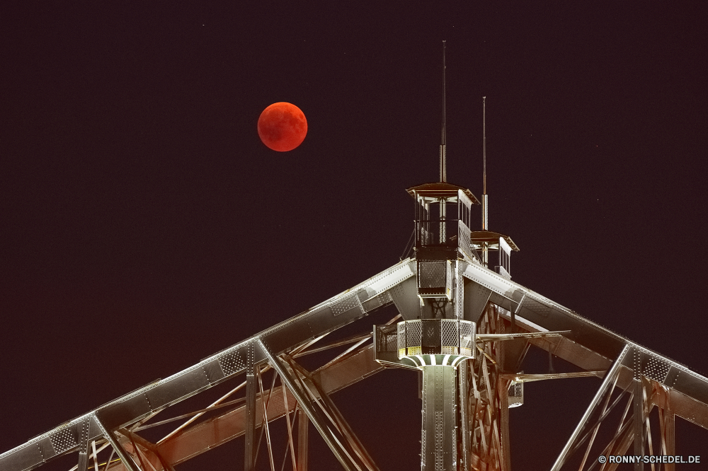 Blutmond am Blauen Wunder in Dresden Semaphore Apparat Ausrüstung Industrie Industrielle Turm Himmel Stahl Bau macht Kran Energie Metall Technologie hoch Bahnhof Antenne Struktur Gebäude Fabrik Arbeit Architektur Ingenieurwesen Draht Elektro Produktion Gas Strom Netzwerk Umgebung Kabel groß Öl elektrische Geschäft Raffinerie Gefahr Pflanze Kraftstoffpumpe Umweltverschmutzung globale Spannung Rauch Wärme Kohle Schornstein Beton Radio Stadt Übertragung Rohr Fracht chemische Hafen Urban Kommunikation schwere Website Wasser Kommunikation moderne Infrastruktur Herstellung Pumpe Generator Telefon Sonne Park Sender Hochspannung Mast Rohrleitung Rohre Erdöl Verteilung Kabel Aufzug Linie Versorgung Projekt Gerät im freien Gewicht Build Mobile Eisen Telefon Verbindung Pole Position semaphore apparatus equipment industry industrial tower sky steel construction power crane energy metal technology high station antenna structure building factory work architecture engineering wire electric production gas electricity network environment cable tall oil electrical business refinery danger plant fuel pollution global voltage smoke heat coal chimney concrete radio city transmission pipe cargo chemical harbor urban communications heavy site water communication modern infrastructure manufacture pump generator telephone sun park transmitter high voltage pylon pipeline pipes petroleum distribution cables lift line supply project device outdoor weight build mobile iron phone connection pole