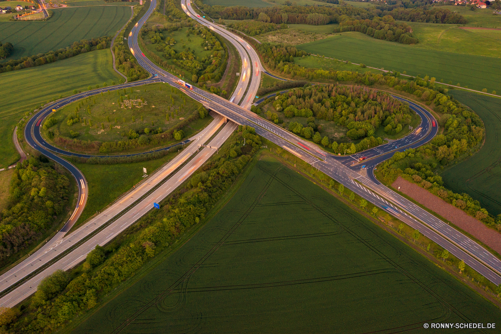 Autobahn Straße Gras Landschaft Reisen Entwicklung des ländlichen Himmel im freien Reling Landschaft Parkbank Feld Sommer Land Asphalt Szene Barrier Landwirtschaft Kurs Baum Sitzbank Land Transport Berg landschaftlich Struktur Hügel Auto Straße im freien Bauernhof Verkehr Sitz Park Spur Horizont Autobahn Bäume Umgebung Rasen Linie Verkehr Stadt Felder Pflanze Laufwerk Wald Wolke Obstruktion Wolken Szenerie Luftbild Golf Art und Weise Gerät Licht Tal sonnig Wiese Frühling Tag außerhalb Reise Speedway Tourismus Geschwindigkeit Sport Sonnenlicht Autobahn Urban niemand Möbel Richtung Landbau Reise Freizeit Gebäude friedliche Linien Aktivität Architektur Saison road grass landscape travel rural sky outdoors railing countryside park bench field summer country asphalt scene barrier agriculture course tree bench land transportation mountain scenic structure hill car street outdoor farm traffic seat park lane horizon highway trees environment lawn line transport city fields plant drive forest cloud obstruction clouds scenery aerial golf way device light valley sunny meadow spring day outside trip speedway tourism speed sport sunlight freeway urban nobody furniture direction farming journey leisure building peaceful lines activity architecture season