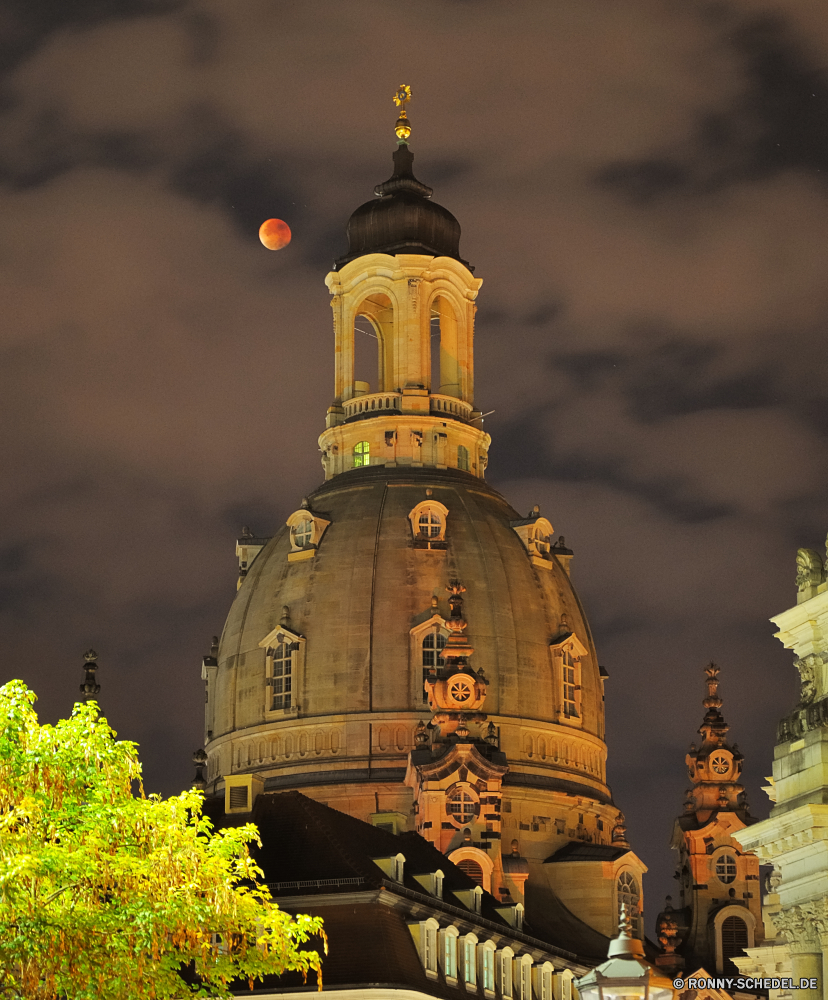 Mondfinsternis 2015 an der Frauenkirche Dresden Kuppel Kirche Architektur Gebäude Dach Religion Schutzüberzug Kathedrale Kloster Geschichte Himmel Turm alt Kreuz Minarett Orthodoxe Stadt Tempel Reisen historische Tourismus Bespannung Kultur glauben Palast historischen Wahrzeichen aussenansicht Antike berühmte religiöse Stadt Stein Denkmal Platz Kuppel Haus Struktur Schloss Gold St Backstein Orthodoxie St. religiöse Residenz traditionelle Residenz Gott Moschee Wolken Tourist Kapelle Ort der Anbetung Hauptstadt Platz Befestigung heilig Urban architektonische Bau Museum Glocke-Côte Uhr Landschaft Turmspitze barocke Baum Katholische Bogen Wolke Golden Erbe Sommer gebaut Union mittelalterliche im freien Tag dome church architecture building roof religion protective covering cathedral monastery history sky tower old cross minaret orthodox city temple travel historical tourism covering culture faith palace historic landmark exterior ancient famous religious town stone monument place cupola house structure castle gold st brick orthodoxy saint religious residence traditional residence god mosque clouds tourist chapel place of worship capital square fortification holy urban architectural construction museum bell cote clock landscape spire baroque tree catholic arch cloud golden heritage summer built union medieval outdoors day