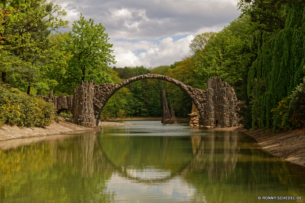 Rakotzbrücke Kromlau Bogenbrücke aus Stahl Brücke Struktur Fluss Wasser Landschaft Baum See Himmel Reflexion Bäume Teich Wald ruhige Park Gras friedliche Reisen Sommer Kanal im freien Architektur Entwicklung des ländlichen Ruhe Hölzer Viadukt Körper des Wassers Wolken Frühling Wolke Sonne idyllische Herbst landschaftlich Szenerie Pflanze England im freien natürliche Blatt Stadt Stream Umgebung Urlaub Szene Landschaft Wahrzeichen klar alt Fels Berge Stein fallen Ufer Brücken Urlaub Land Antike Farbe Gebäude Saison Anlegestelle Holz Sonnenuntergang Geschichte groß Bau Boot Reinigen Stadt historischen Küste Wiese Kanal Flüsse nicht Städtisches außerhalb ruhig Garten Land Bogen Erholung woody plant Berg Tag steel arch bridge bridge structure river water landscape tree lake sky reflection trees pond forest tranquil park grass peaceful travel summer channel outdoors architecture rural calm woods viaduct body of water clouds spring cloud sun idyllic autumn scenic scenery plant england outdoor natural leaf city stream environment holiday scene countryside landmark clear old rock mountains stone fall shore bridges vacation country ancient color building season pier wood sunset history great construction boat clean town historic coast meadow canal rivers non urban outside quiet garden land arch recreation woody plant mountain day