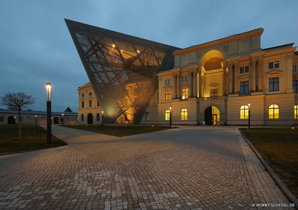 Militärhistorisches Museum Dresden Architektur Gebäude Stadt Urban Brücke Straße alt Himmel Reisen Struktur Gebäude Stadt Haus Fenster Wahrzeichen Nacht Fluss Lagerhaus Geschichte Tourismus aussenansicht Tourist Turm Wasser Straße Stadtansicht Kirche historischen Mauer Windows berühmte Backstein Licht Antike Bau Stein dunkel Szene historische Spalte im freien Lampe Anhänger Anlegestelle Sonnenuntergang Viadukt landschaftlich architektonische sonnig Zentrum Dämmerung 'Nabend Büro Sommer Wolkenkratzer Geschäft Meer mittelalterliche Platz Landschaft Reflexion Startseite Bogen Platz Palast Schatten Universität architecture building city urban bridge street old sky travel structure buildings town house window landmark night river warehouse history tourism exterior tourist tower water road cityscape church historic wall windows famous brick light ancient construction stone dark scene historical column outdoors lamp trailer pier sunset viaduct scenic architectural sunny center dusk evening office summer skyscraper business sea medieval place landscape reflection home arch square palace shadow university