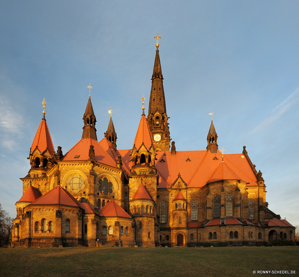 Sankt Martin Kirche Dresden Architektur Gebäude Kirche Palast Religion Kathedrale Schloss alt Himmel Geschichte Tempel Turm Wahrzeichen Denkmal Stadt Reisen Platz berühmte Tourismus Antike Kuppel Befestigung Kultur Backstein Museum St historischen Haus Gold Kreuz Kloster Orthodoxe architektonische Basil Defensive Struktur Hauptstadt St. Struktur Tourist Bau historische Residenz Golden religiöse mittelalterliche Basilikum-s Dach Stein traditionelle Stadt Wolke Zentrum Platz Reiseziele Basilika Universität Symbol religiöse Residenz Gottesdienst Kunst Mauer Detail aussenansicht Kruzifix heilig Tag bunte Zwiebel Fassade Landschaft Fenster Nacht Turmspitzen ehemalige heilig Szene Erbe Sommer Spiritualität glauben verzieren Herbst architecture building church palace religion cathedral castle old sky history temple tower landmark monument city travel square famous tourism ancient dome fortification culture brick museum st historic house gold cross monastery orthodox architectural basil defensive structure capital saint structure tourist construction historical residence golden religious medieval basil s roof stone traditional town cloud center place destinations basilica university symbol religious residence worship art wall detail exterior crucifix holy day colorful onion facade landscape window night spires former sacred scene heritage summer spirituality faith ornate autumn