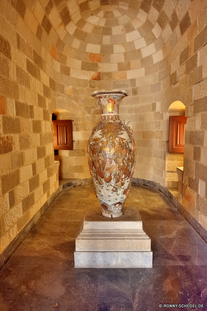  Vase Glas Schiff Container Flasche Religion Tempel alt China Reisen Antike Kultur Kunst Krug traditionelle Tourismus Architektur Keramikware Golden Glas Porzellan Skulptur Antik Gold Wasserkaraffe Dekoration Statue Geschichte Orientalische Osten Gebäude utensil Tradition dekorative religiöse Steingut Tourist Gottesdienst Gebet Palast Stein historischen Stadt Bronze Meditation Gott glauben Objekt historische Denkmal noch Trinken verzieren Jahrgang Bangkok Metall Grand Wasser Leben Farbe Retro Stil Getränke Krug Gesicht König Klassische Handwerk Alkohol Wein natürliche Essen Detail Wahrzeichen schwarz vase jar vessel container bottle religion temple old china travel ancient culture art jug traditional tourism architecture ceramic ware golden glass porcelain sculpture antique gold water jug decoration statue history oriental east building utensil tradition decorative religious earthenware tourist worship prayer palace stone historic city bronze meditation god faith object historical monument still drink ornate vintage bangkok metal grand water life color retro style beverage pitcher face king classical craft alcohol wine natural food detail landmark black