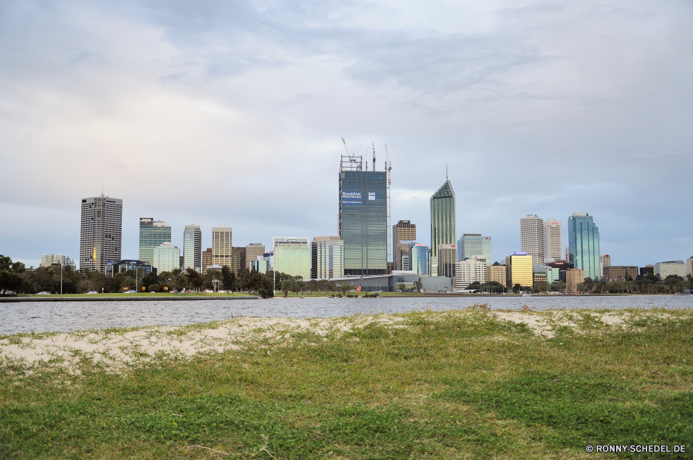 Perth Stadt Skyline am Wasser Geschäftsviertel Urban Stadtansicht Wolkenkratzer Architektur Gebäude Gebäude Innenstadt Wolkenkratzer Himmel moderne Reisen Wasser Anlegestelle Wahrzeichen Fluss Turm Büro Hafen Tourismus Struktur Brücke groß Stadt Landkreis Geschäft Boot Unterstützung Landschaft Tag landschaftlich hoch Neu Bau Gerät Panorama Meer Bucht Marina Küstenlinie finanzielle Reflexion Ozean aussenansicht Zentrum Szene Tourist Straße Büros Metropole Türme Wohnung im freien Haus Wolken Glas Sonnenuntergang Metropolitan Nacht Panorama Hotel Urlaub Unternehmen Ziel Küste Aufstieg Sommer Hafen Finanzen Ufer kommerzielle berühmte Park Universität city skyline waterfront business district urban cityscape skyscraper architecture building buildings downtown skyscrapers sky modern travel water pier landmark river tower office harbor tourism structure bridge tall town district business boat support landscape day scenic high new construction device panorama sea bay marina shoreline financial reflection ocean exterior center scene tourist street offices metropolis towers apartment outdoors house clouds glass sunset metropolitan night panoramic hotel vacation corporate destination coast rise summer port finance shore commercial famous park university