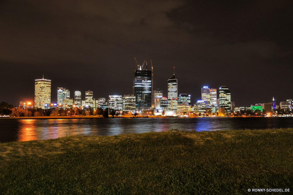 Perth Geschäftsviertel Nacht Stadt Skyline am Wasser Urban Stadtansicht Architektur Gebäude Innenstadt Fluss Wolkenkratzer Turm Wasser 'Nabend Lichter Wahrzeichen Reisen Reflexion Brücke Dämmerung Geschäft Büro moderne Gebäude Tourismus Sonnenuntergang finanzielle Himmel Wolkenkratzer Dämmerung Metropole Hafen Licht landschaftlich groß Stadt Landkreis beleuchtete hoch Szene Zentrum Metropolitan Landschaft Tourist berühmte Straße Neu Ziel Unternehmen dunkel niedrigere Reich Bucht Struktur Wohnung Urlaub Osten Panorama Vereinigte Boot Meer Finanzen Park Zentrale Hafen Ozean Panorama Zustand Marina bunte aussenansicht Horizont Midtown Haus Bau kommerzielle Urlaub Nachtleben Neon uns Sommer Wolken Anlegestelle historischen See Arbeit business district night city skyline waterfront urban cityscape architecture building downtown river skyscraper tower water evening lights landmark travel reflection bridge dusk business office modern buildings tourism sunset financial sky skyscrapers twilight metropolis harbor light scenic tall town district illuminated high scene center metropolitan landscape tourist famous street new destination corporate dark lower empire bay structure apartment vacation east panorama united boat sea finance park central port ocean panoramic state marina colorful exterior horizon midtown house construction commercial holiday nightlife neon us summer clouds pier historic lake work