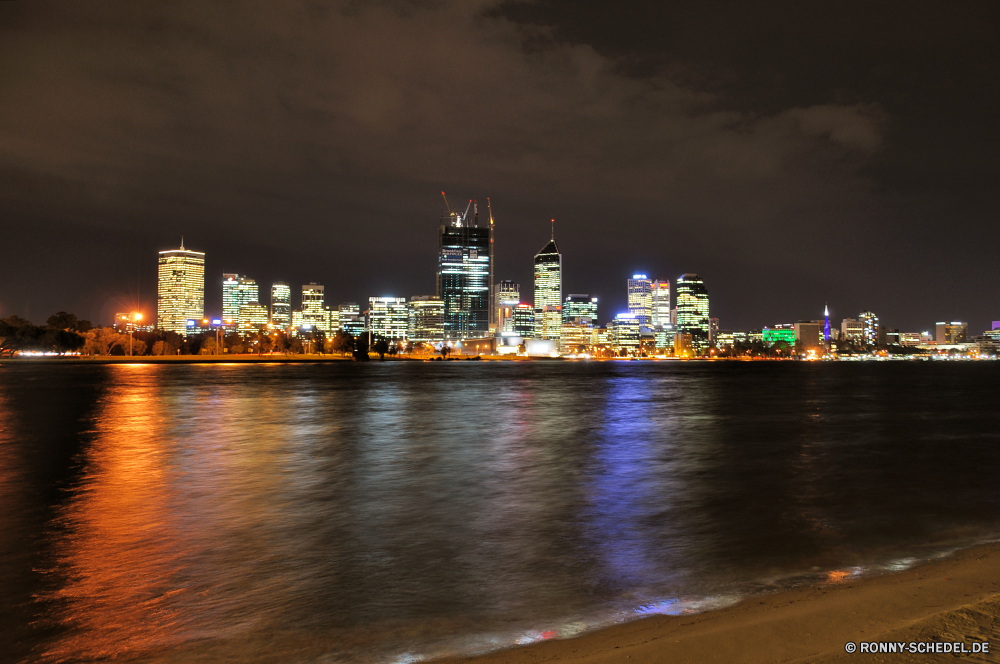 Perth Geschäftsviertel am Wasser Stadt Nacht Skyline Stadtansicht Urban Architektur Fluss Gebäude Wasser Innenstadt Wolkenkratzer Turm Reflexion Reisen 'Nabend Brücke Dämmerung Himmel Wahrzeichen Gebäude Lichter moderne Tourismus Hafen Geschäft Büro Licht Metropole Dämmerung Wolkenkratzer landschaftlich Sonnenuntergang groß Stadt Landschaft beleuchtete finanzielle Landkreis Szene Boot Meer hoch Ozean Bucht Tourist berühmte Neu Metropolitan Struktur Panorama Urlaub Marina Unternehmen Straße Finanzen Hafen Zentrum Anlegestelle Reich Zentrale Schiff Panorama Wohnung Vereinigte Bau niedrigere Aufstieg Reflexionen bunte Urlaub kommerzielle dunkel Park Bank Midtown Nachtzeit wichtigsten Zustand Osten aussenansicht See Insel Sommer business district waterfront city night skyline cityscape urban architecture river building water downtown skyscraper tower reflection travel evening bridge dusk sky landmark buildings lights modern tourism harbor business office light metropolis twilight skyscrapers scenic sunset tall town landscape illuminated financial district scene boat sea high ocean bay tourist famous new metropolitan structure panorama vacation marina corporate street finance port center pier empire central ship panoramic apartment united construction lower rise reflections colorful holiday commercial dark park bank midtown nighttime main state east exterior lake island summer