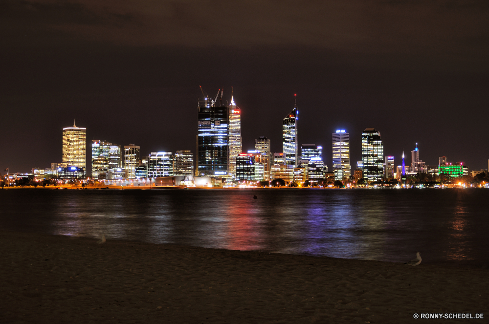 Perth am Wasser Geschäftsviertel Stadt Nacht Skyline Stadtansicht Urban Architektur Gebäude Innenstadt Fluss Wolkenkratzer Wasser Wahrzeichen Turm Reisen Gebäude Lichter Tourismus Brücke moderne Reflexion Dämmerung 'Nabend Hafen Wolkenkratzer Geschäft Büro Himmel Dämmerung Licht Stadt landschaftlich groß Metropole Landschaft Sonnenuntergang finanzielle Bucht Landkreis beleuchtete Szene Zentrum Struktur hoch Tourist berühmte Marina Urlaub Ziel Boot Unternehmen Anlegestelle Neu Ozean dunkel Vereinigte Straße Meer Hafen bunte Urlaub Metropolitan Finanzen Panorama Panorama Bau Reich Tour Wohnung Zustand Hotel Wolken kommerzielle aussenansicht historischen Horizont Küste waterfront business district city night skyline cityscape urban architecture building downtown river skyscraper water landmark tower travel buildings lights tourism bridge modern reflection dusk evening harbor skyscrapers business office sky twilight light town scenic tall metropolis landscape sunset financial bay district illuminated scene center structure high tourist famous marina vacation destination boat corporate pier new ocean dark united street sea port colorful holiday metropolitan finance panoramic panorama construction empire tour apartment state hotel clouds commercial exterior historic horizon coast