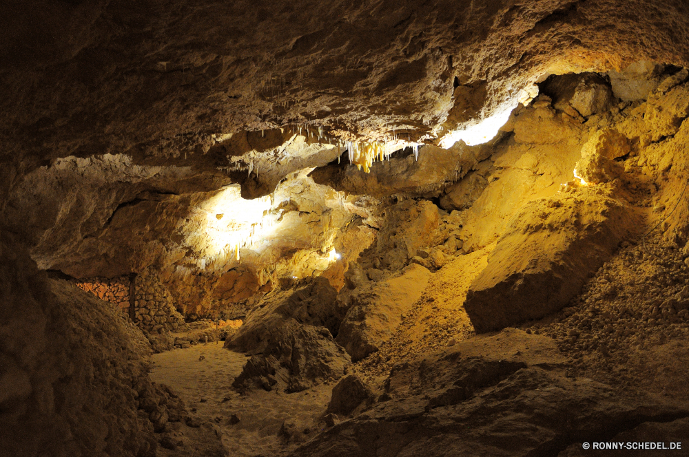 Crystal Cave Höhle geologische formation Schlucht Fels Landschaft Wüste Berg Tal Park Geologie Stein Reisen nationalen Himmel Klippe Sand Cliff-Wohnung landschaftlich Schlucht Tourismus Wildnis Berge Wohnung Aushöhlung Sandstein Felsen Bildung Südwesten Wolken trocken im freien Gehäuse im freien Orange geologische Urlaub Szenerie natürliche Grand Fluss Abenteuer Szene felsigen Spitze Westen Baum Hügel Wolke Land Erde Gelände Wandern Struktur Sommer Arid natürliche depression Farbe Extreme Landschaften Bereich niemand gelb Formationen Wild Tag Wasser Denkmal bunte Wärme heiß Wahrzeichen Horizont Klippen Braun Klettern Wanderung Klima Süden Umgebung Tourist Straße Butte Attraktion Reise Bereich Sonne Erholung cave geological formation canyon rock landscape desert mountain valley park geology stone travel national sky cliff sand cliff dwelling scenic ravine tourism wilderness mountains dwelling erosion sandstone rocks formation southwest clouds dry outdoors housing outdoor orange geological vacation scenery natural grand river adventure scene rocky peak west tree hill cloud land earth terrain hiking structure summer arid natural depression color extreme scenics area nobody yellow formations wild day water monument colorful heat hot landmark horizon cliffs brown climb hike climate south environment tourist road butte attraction journey range sun recreation