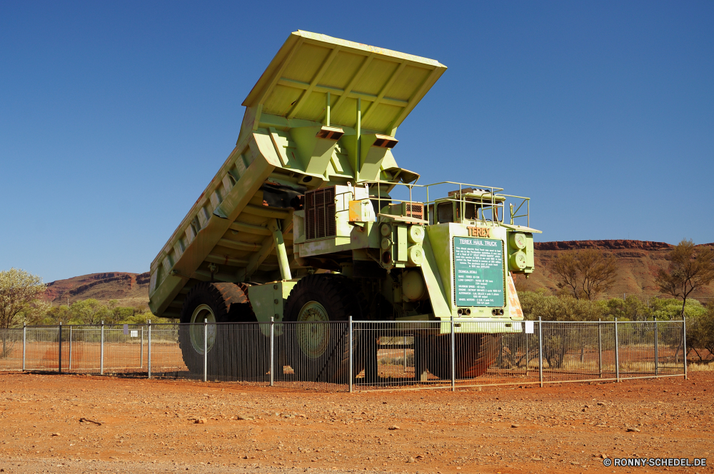 Unterwegs Maschine Häcksler Gerät Bauernhof-Maschine Fahrzeug LKW Brecher Industrie Bau Verkehr Maschinen Industrielle Ausrüstung Himmel Traktor Transport schwere Arbeit Website Schmutz Bulldozer Bagger macht Erde gelb Heckbagger Feld Eimer Landschaft Entwicklung des ländlichen Track Hydraulische Graben Schaufel Gebäude Rad Bauernhof Bagger Landwirtschaft Schaufel Sand Mover Umgebung Laden Diesel Boden schaufelbagger Lader Gras Reifen Straße Kran Eisen leistungsstarke Arbeiten im freien Land Landschaft Reifen Boden Ingenieurwesen alt Build Ausgrabung Drescher Power shovel Engineer Windmühle Operator landwirtschaftlichen Fracht Sommer Motor Auto Wolken Werkzeug im freien LKW Graben Anhänger Konstrukt Auto Ernte Stelle Bulldozer Architektur Müllkippe Laden Mühle Räder Auftragnehmer Felder Landbau Energie Ernte Jahrgang Auto Landwirt landschaftlich machine harvester device farm machine vehicle truck crusher industry construction transport machinery industrial equipment sky tractor transportation heavy work site dirt bulldozer excavator power earth yellow backhoe field bucket landscape rural track hydraulic dig shovel building wheel farm digger agriculture scoop sand mover environment loading diesel ground earthmover loader grass tire road crane iron powerful working outdoor land countryside tires soil engineering old build excavation thresher power shovel engineer windmill operator agricultural cargo summer engine automobile clouds tool outdoors lorry digging trailer construct auto crop job dozer architecture dump load mill wheels contractor fields farming energy harvest vintage car farmer scenic