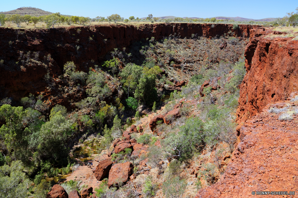 Karijini National Park Schlucht Tal Landschaft Berg Wüste Fels Park nationalen Berge Reisen Himmel landschaftlich Baum Stein Schlucht Klippe Urlaub Aushöhlung Sand Wolken Felge Tourismus Geologie Wandern Mauer Fluss im freien Orange im freien Felsen Abenteuer Südwesten Westen Tourist Grand Wahrzeichen geologische Wunder natürliche depression Wildnis Mesa Szenerie Welt Hochland Sandstein Süden Ringwall Sommer Bäume Hügel natürliche Wald Wasser Bildung Sonne Wolke Knoll bunte Straße felsigen Ziel trocken gelb Farbe Herbst Aussicht woody plant geologische formation Bereich fallen Strauch Formationen Meer westliche Wanderweg Spitze Kiefer Pflanze vascular plant friedliche canyon valley landscape mountain desert rock park national mountains travel sky scenic tree stone ravine cliff vacation erosion sand clouds rim tourism geology hiking wall river outdoor orange outdoors rocks adventure southwest west tourist grand landmark geological wonder natural depression wilderness mesa scenery world highland sandstone south rampart summer trees hill natural forest water formation sun cloud knoll colorful road rocky destination dry yellow color autumn vista woody plant geological formation range fall shrub formations sea western trail peak pine plant vascular plant peaceful