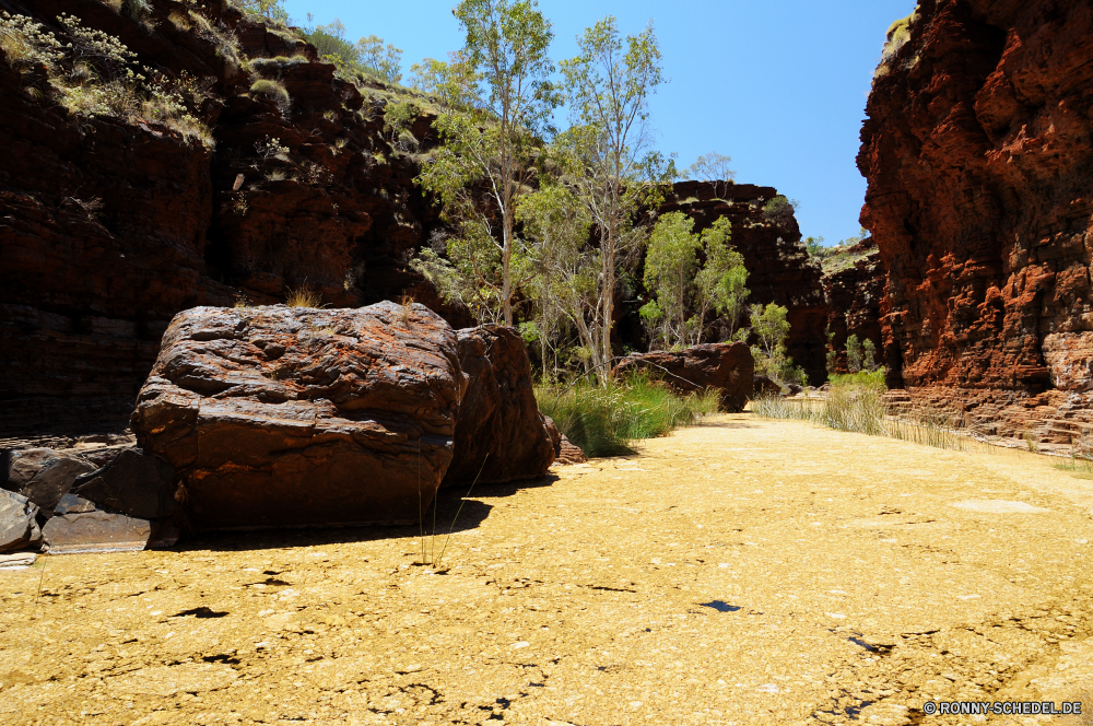 Karijini National Park Fels Wüste Landschaft Schlucht Park Reisen nationalen Sand Stein Berg Megalith Sandstein Felsen Himmel Wildnis Tal landschaftlich Gedenkstätte Struktur im freien Tourismus Klippe Backstein Geologie natürliche im freien Knoll Berge Baumaterial Szenerie Baum Sommer Cliff-Wohnung Hügel Urlaub Südwesten Umgebung trocken Aushöhlung Wahrzeichen Tourist geologische Landschaften Grab Wohnung Antike Bildung Fluss Steine heiß Formationen Orange Wasser reservieren Westen Bereich Süden Tag Bereich in der Nähe Schmutz Abenteuer Wolken Gehäuse alt Arid Ruine Ruine Hügel felsigen Wolke Geschichte Dürre Klippen Mauer Aussicht sonnig Wandern Extreme Denkmal Wärme Braun Sonne Gebäude Entwicklung des ländlichen rock desert landscape canyon park travel national sand stone mountain megalith sandstone rocks sky wilderness valley scenic memorial structure outdoors tourism cliff brick geology natural outdoor knoll mountains building material scenery tree summer cliff dwelling hill vacation southwest environment dry erosion landmark tourist geological scenics grave dwelling ancient formation river stones hot formations orange water reserve west area south day range near dirt adventure clouds housing old arid ruins ruin hills rocky cloud history drought cliffs wall vista sunny hiking extreme monument heat brown sun building rural