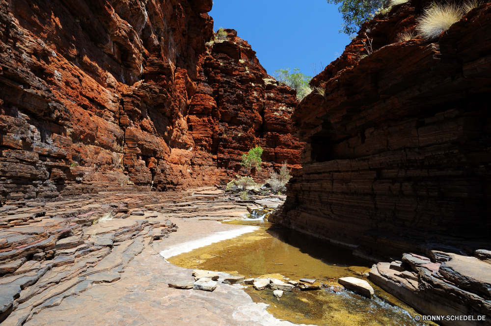 Karijini National Park Schlucht Schlucht Tal Fels Klippe Landschaft Berg natürliche depression Stein Park Reisen Wüste Felsen Himmel nationalen Fluss Tourismus landschaftlich Sandstein Wasser geologische formation Wildnis im freien im freien Geologie Berge Bildung Sand natürliche Szenerie Meer Urlaub Sommer Baum Mauer felsigen Wandern Wolken Küste Tourist Extreme Ozean Landschaften geologische Stream Cliff-Wohnung Tag Wahrzeichen Südwesten Aushöhlung Bäume Farbe Steine Hügel Orange Klippen Creek Aussicht Strand Höhle Bereich Szene Wolke Süden Pflanze ruhige Sonne Wohnung Grand Wild Panorama trocken Umgebung Frühling Arid Westen Panorama Bucht Wald Saison canyon ravine valley rock cliff landscape mountain natural depression stone park travel desert rocks sky national river tourism scenic sandstone water geological formation wilderness outdoors outdoor geology mountains formation sand natural scenery sea vacation summer tree wall rocky hiking clouds coast tourist extreme ocean scenics geological stream cliff dwelling day landmark southwest erosion trees color stones hill orange cliffs creek vista beach cave area scene cloud south plant tranquil sun dwelling grand wild panorama dry environment spring arid west panoramic bay forest season