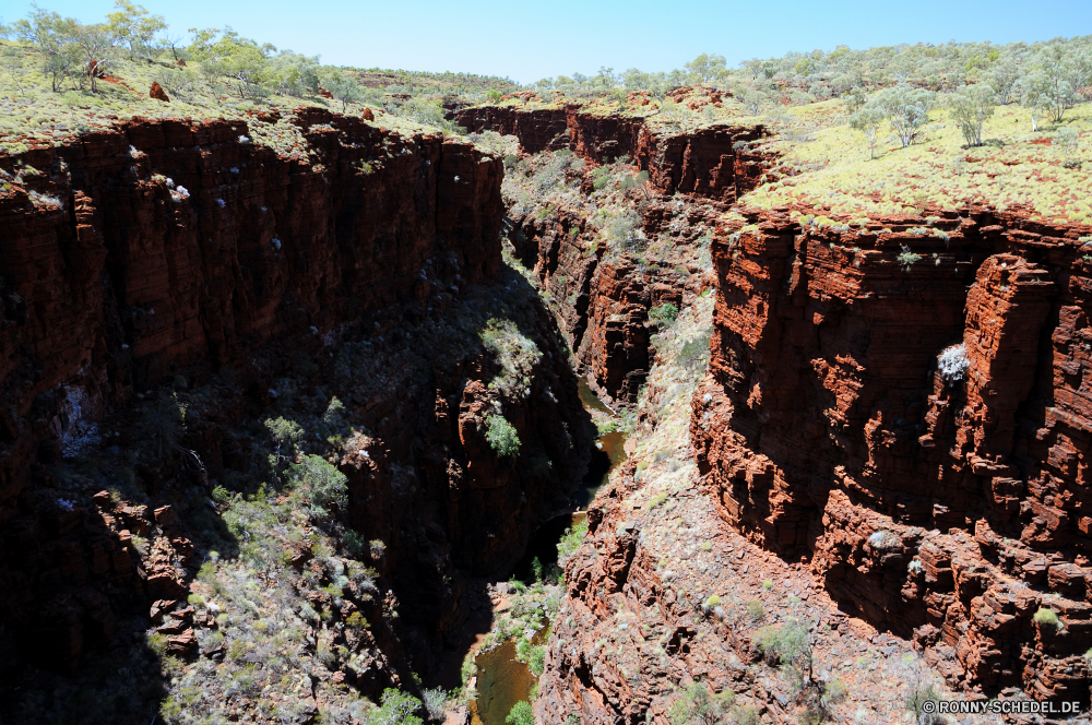 Karijini National Park Schlucht Schlucht Tal natürliche depression Fels Landschaft nationalen Wüste Park Berg Reisen Geologie Klippe Stein landschaftlich Felsen Aushöhlung Himmel Grand Tourismus Berge Sand Wahrzeichen Felge Südwesten Urlaub Wandern Orange Wolken im freien Baum im freien Bildung Sandstein Abenteuer Fluss Westen Cliff-Wohnung geologische Wunder Tourist Szenerie Mesa Wohnung Aussicht Süden Wildnis Ziel natürliche trocken Szene Klippen Sommer Welt felsigen Gehäuse Wasser geologische formation Wolke Küste Gelände Landschaften Farbe Meer Hügel bunte Erde Nationalpark Arid majestätisch Extreme Denkmal Ozean Struktur Sonne Hoodoo Prima Formationen Kiefer zeigen einzigartige horizontale berühmte Ufer Horizont canyon ravine valley natural depression rock landscape national desert park mountain travel geology cliff stone scenic rocks erosion sky grand tourism mountains sand landmark rim southwest vacation hiking orange clouds outdoors tree outdoor formation sandstone adventure river west cliff dwelling geological wonder tourist scenery mesa dwelling vista south wilderness destination natural dry scene cliffs summer world rocky housing water geological formation cloud coast terrain scenics color sea hill colorful earth national park arid majestic extreme monument ocean structure sun hoodoo awesome formations pine point unique horizontal famous shore horizon