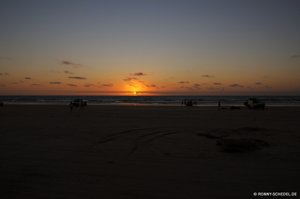 Broome - Cable Beach Sonne Sonnenuntergang Strand Sterne Himmel Küstenlinie Ozean Sonnenaufgang Meer Himmelskörper Wasser Wolken Landschaft 'Nabend Sand Sommer Orange Reisen Küste Dämmerung Morgenröte Horizont Wolke Reflexion am Morgen Insel Tropischer Kontur Atmosphäre Wellen Urlaub Urlaub Sonnenlicht Welle Küste landschaftlich Golden Szenerie Licht im freien Wetter Ufer Tourismus gelb Baum sonnig Ruhe ruhige romantische seelandschaft Sonnenschein natürliche See am Meer Farbe Dämmerung Szene Entspannen Sie sich Sonnenuntergang Nacht im freien Boot friedliche bunte Gold Resort Entspannung Frieden Himmel Bucht idyllische Paradies warm Herbst Frühling Landschaften Saison Surf dramatische welligkeit Klima bewölkt Düne Berg Bäume sun sunset beach star sky shoreline ocean sunrise sea celestial body water clouds landscape evening sand summer orange travel coast dusk dawn horizon cloud reflection morning island tropical silhouette atmosphere waves holiday vacation sunlight wave coastline scenic golden scenery light outdoor weather shore tourism yellow tree sunny calm tranquil romantic seascape sunshine natural lake seaside color twilight scene relax sundown night outdoors boat peaceful colorful gold resort relaxation peace heaven bay idyllic paradise warm autumn spring landscapes season surf dramatic ripple climate cloudy dune mountain trees