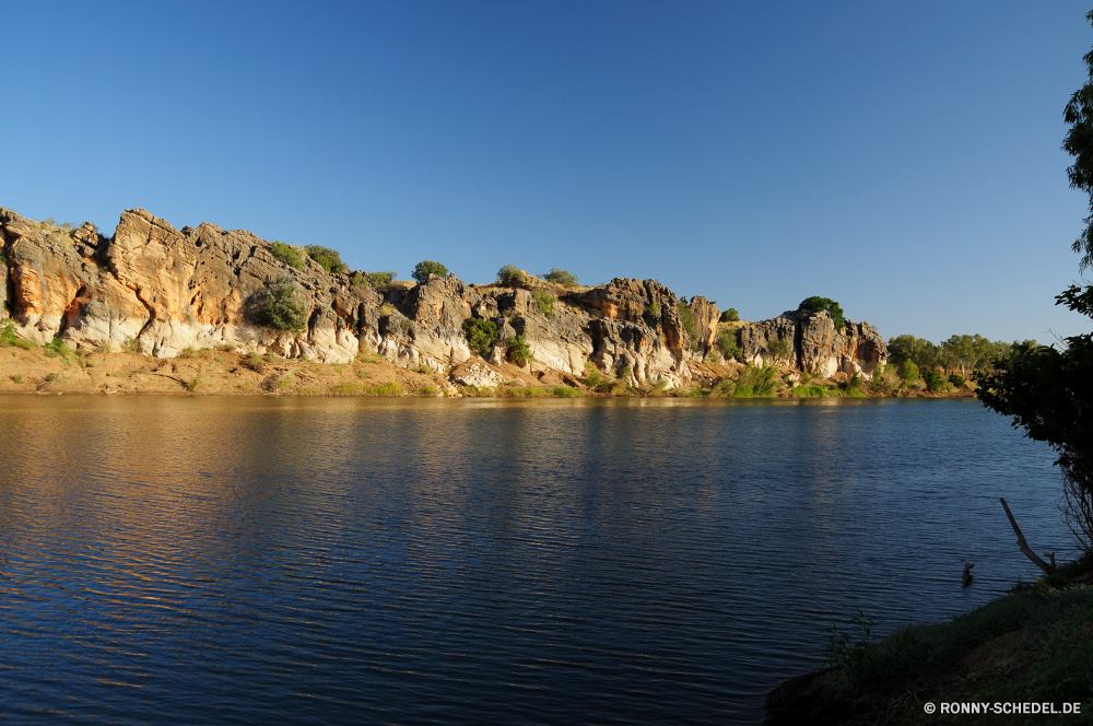 Geikie Gorge Landschaft Wasser See Himmel Ufer Becken geologische formation Fluss Reisen am See Berg Wald Baum natürliche depression Bäume Sommer Reflexion Meer Ozean Küste Tourismus Park im freien landschaftlich Insel Küstenlinie Szenerie Wolken ruhige natürliche Höhe Strand Teich Bucht Kap Sonne Fels Urlaub Vorgebirge Körper des Wassers Wolke Küste Ruhe sonnig natürliche Berge Szene im freien Urlaub Stein Barrier Sandbank friedliche nationalen Tourist Resort Boot Palm Entspannen Sie sich Holz Erholung klar gelassene idyllische Felsen Gras Bar Sand Farbe Urlaub Klippe Hügel Entspannung Land Umgebung Horizont Sonnenuntergang Sonnenlicht Wildnis Angeln seelandschaft Hölzer Rest am Morgen Gebäude bunte Saison Kiefer außerhalb ruhig Tropischer Bereich Landschaften Grat Ziel Kanal Frühling Pflanze landscape water lake sky shore basin geological formation river travel lakeside mountain forest tree natural depression trees summer reflection sea ocean coast tourism park outdoors scenic island shoreline scenery clouds tranquil natural elevation beach pond bay cape sun rock vacation promontory body of water cloud coastline calm sunny natural mountains scene outdoor holiday stone barrier sandbar peaceful national tourist resort boat palm relax wood recreation clear serene idyllic rocks grass bar sand color vacations cliff hill relaxation land environment horizon sunset sunlight wilderness fishing seascape woods rest morning building colorful season pine outside quiet tropical range scenics ridge destination channel spring plant