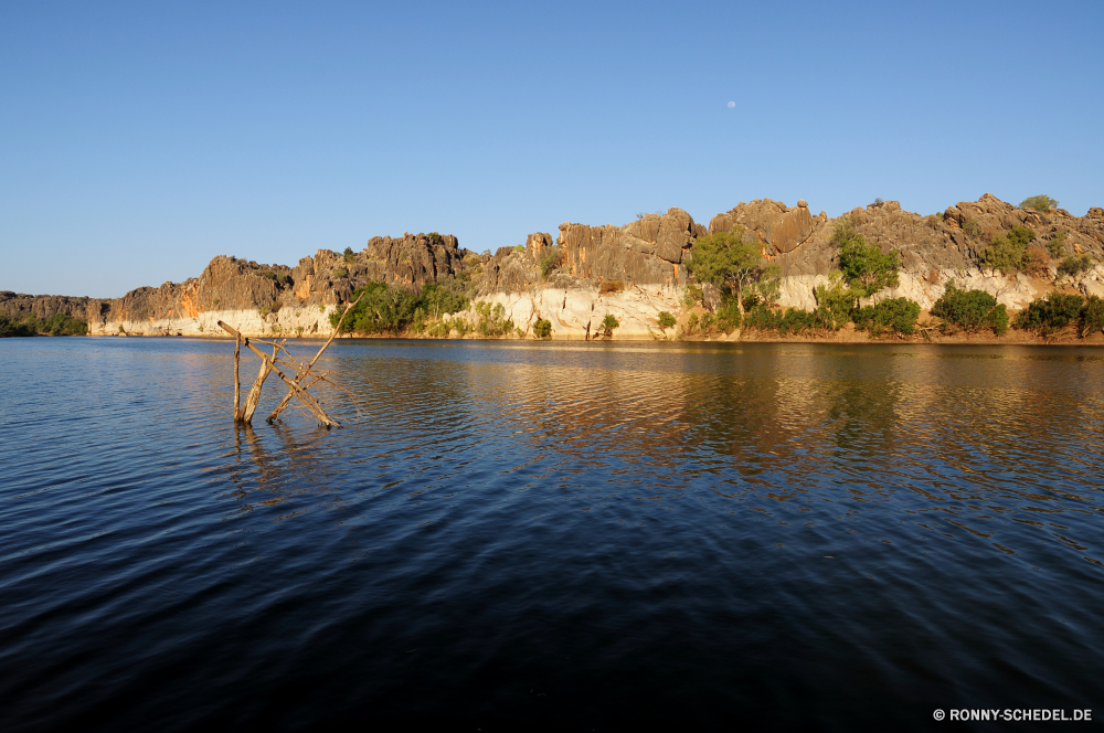 Geikie Gorge See Becken Wasser Landschaft natürliche depression geologische formation Himmel Baum Ufer Wald Reflexion Bäume Fluss Reisen am See landschaftlich im freien Berg ruhige Körper des Wassers Ozean Park Meer Insel Sommer Sonne Wolken Fels Strand Tourismus Szene Küste Teich Szenerie Ruhe Wolke Bucht Stein Felsen Urlaub Küstenlinie Berge friedliche Sonnenuntergang Hölzer idyllische Sand klar im freien Bewuchs Sonnenlicht gelassene Boot Küste Urlaub Gras Holz Resort natürliche Tourist Angeln Kanal Sandbank sonnig Hügel Erholung Barrier Lagune Frühling Palm Saison Wildnis Fischer Klippe natürliche Höhe Entwicklung des ländlichen Welle Landschaften außerhalb Tropischer Reise Urlaub Farbe nationalen Wild Kreuzfahrt Gelände Bar seelandschaft Panorama Entspannen Sie sich Entspannung Ziel Urlaub Umgebung Pflanze Frieden Landschaft am Morgen Grat lake basin water landscape natural depression geological formation sky tree shore forest reflection trees river travel lakeside scenic outdoors mountain tranquil body of water ocean park sea island summer sun clouds rock beach tourism scene coast pond scenery calm cloud bay stone rocks vacation shoreline mountains peaceful sunset woods idyllic sand clear outdoor vegetation sunlight serene boat coastline holiday grass wood resort natural tourist fishing channel sandbar sunny hill recreation barrier lagoon spring palm season wilderness fisherman cliff natural elevation rural wave scenics outside tropical journey vacations color national wild cruise terrain bar seascape panorama relax relaxation destination holidays environment plant peace countryside morning ridge